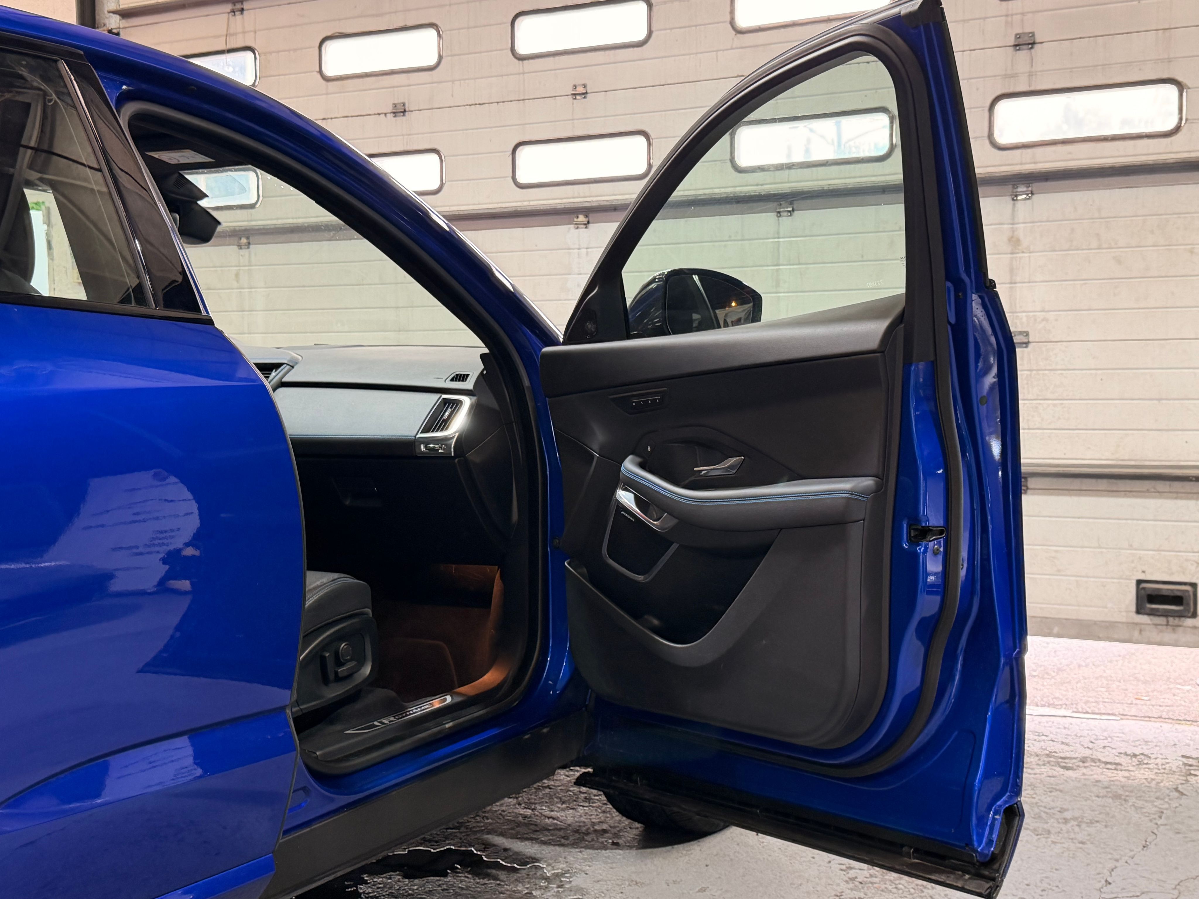 Jaguar E-Pace R-Dynamic 2018 — profil lateral (7)