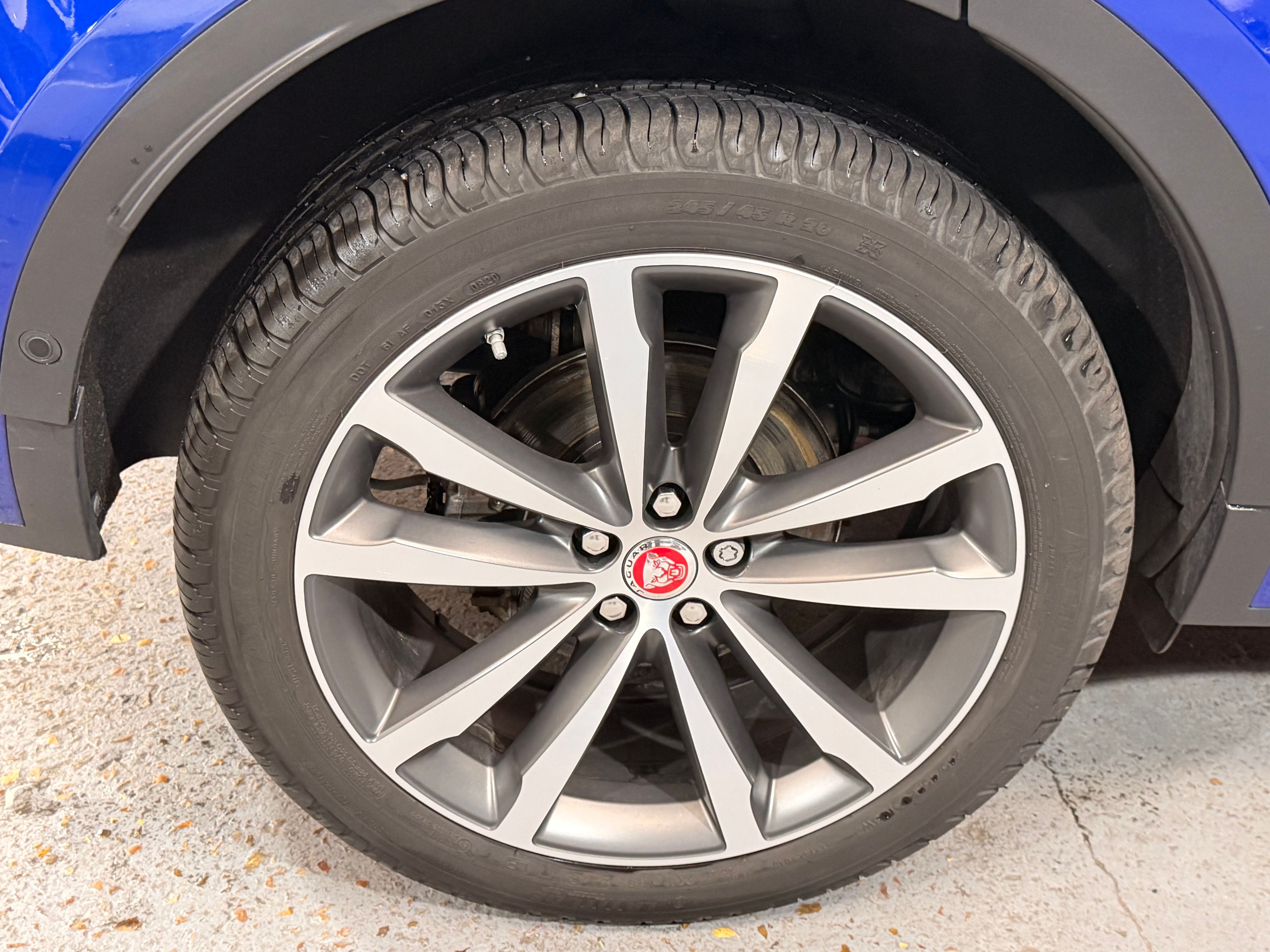 Jaguar E-Pace R-Dynamic 2018 — jante et pneumatique (32)