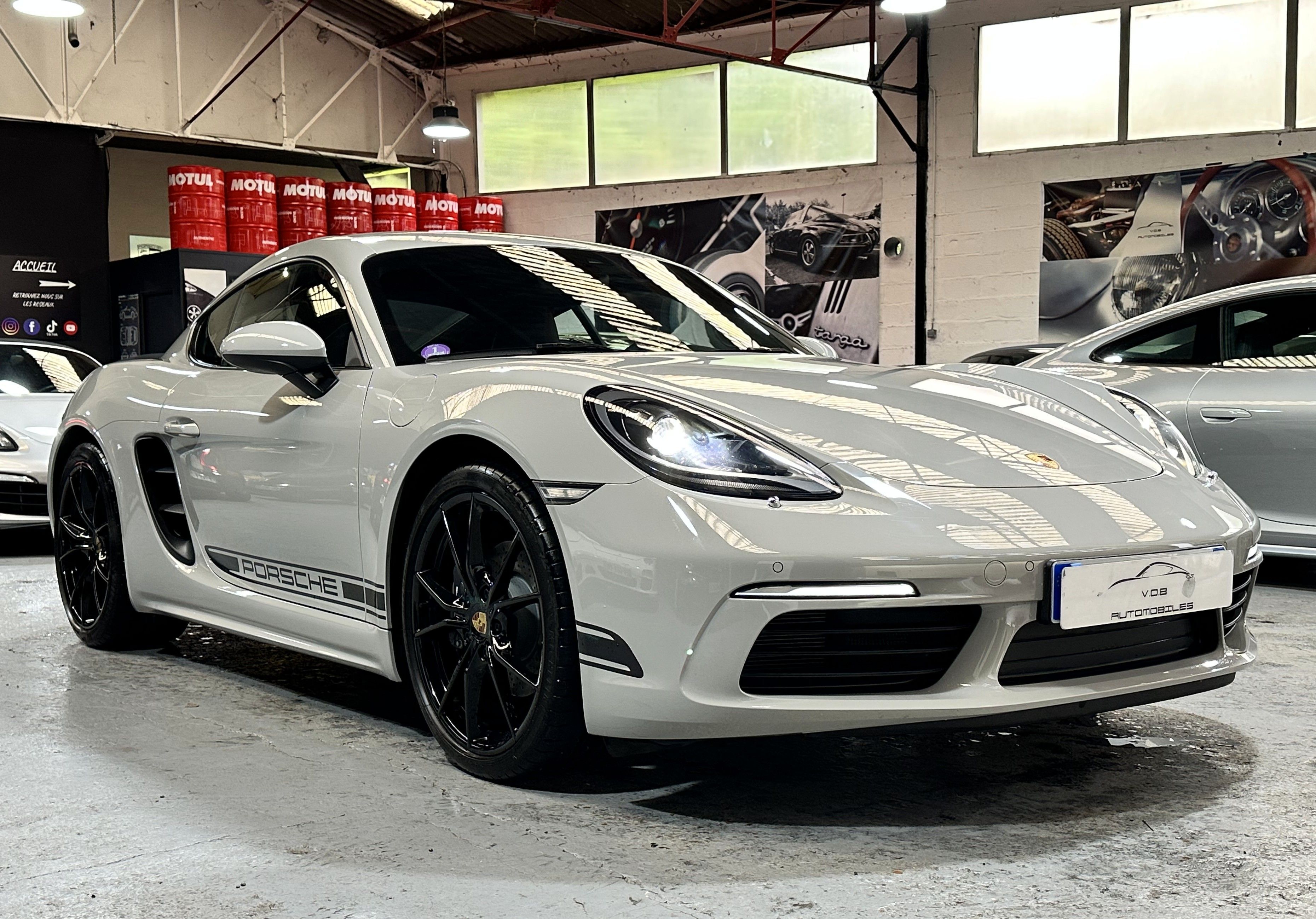 Porsche 718 Cayman 2020 — vue avant trois-quarts (1)