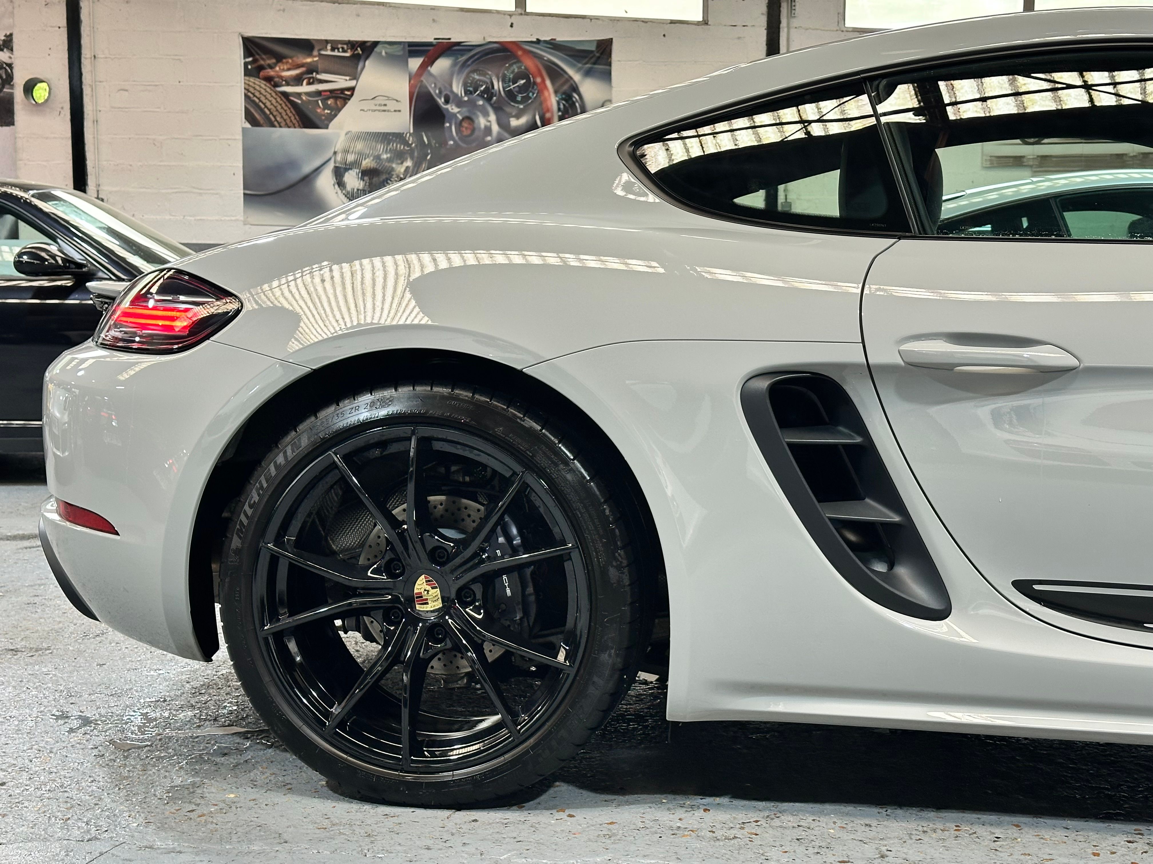 Porsche 718 Cayman 2020 — vue arriere trois-quarts (15)