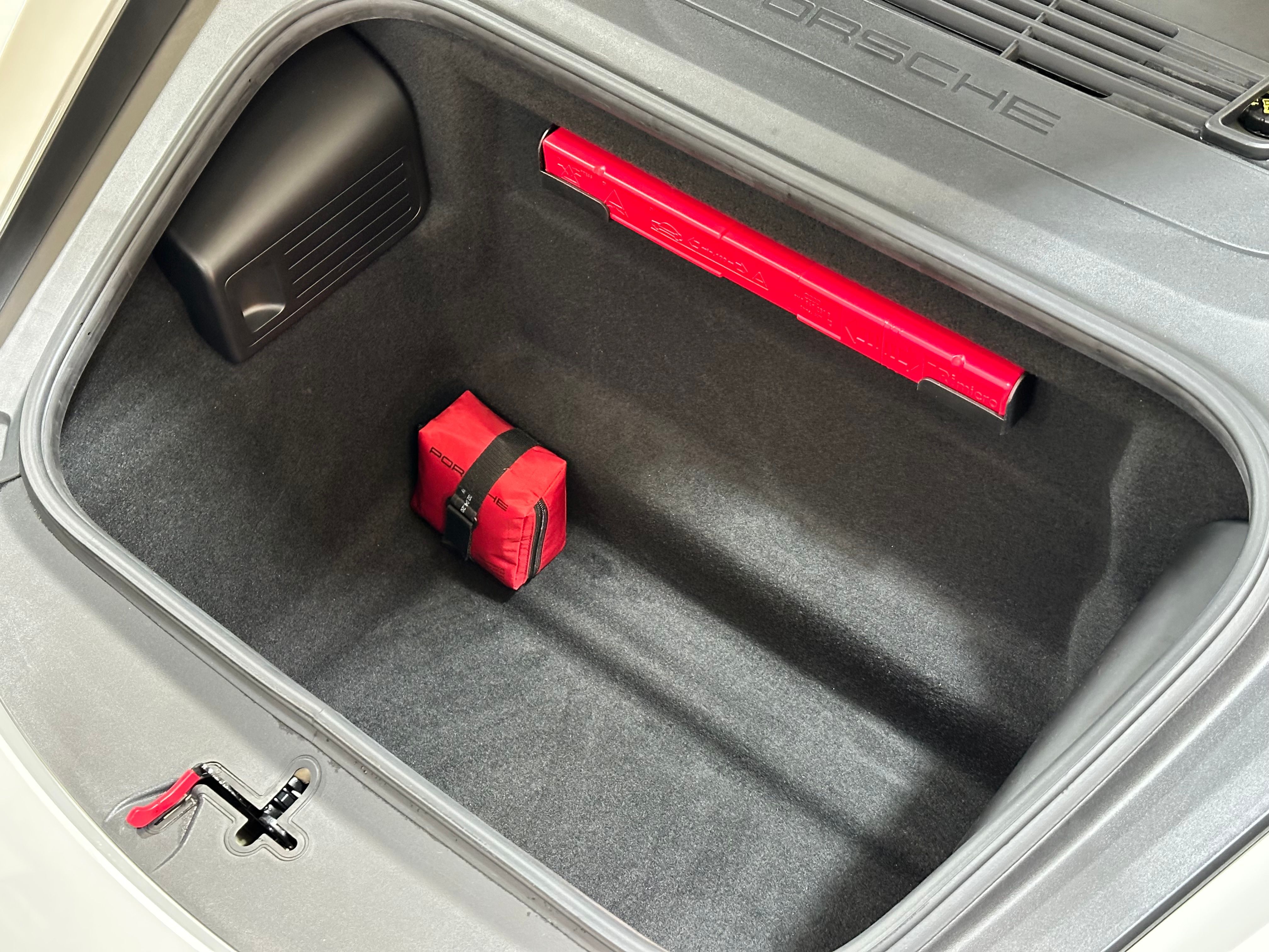 Porsche 718 Cayman 2020 — coffre (37)