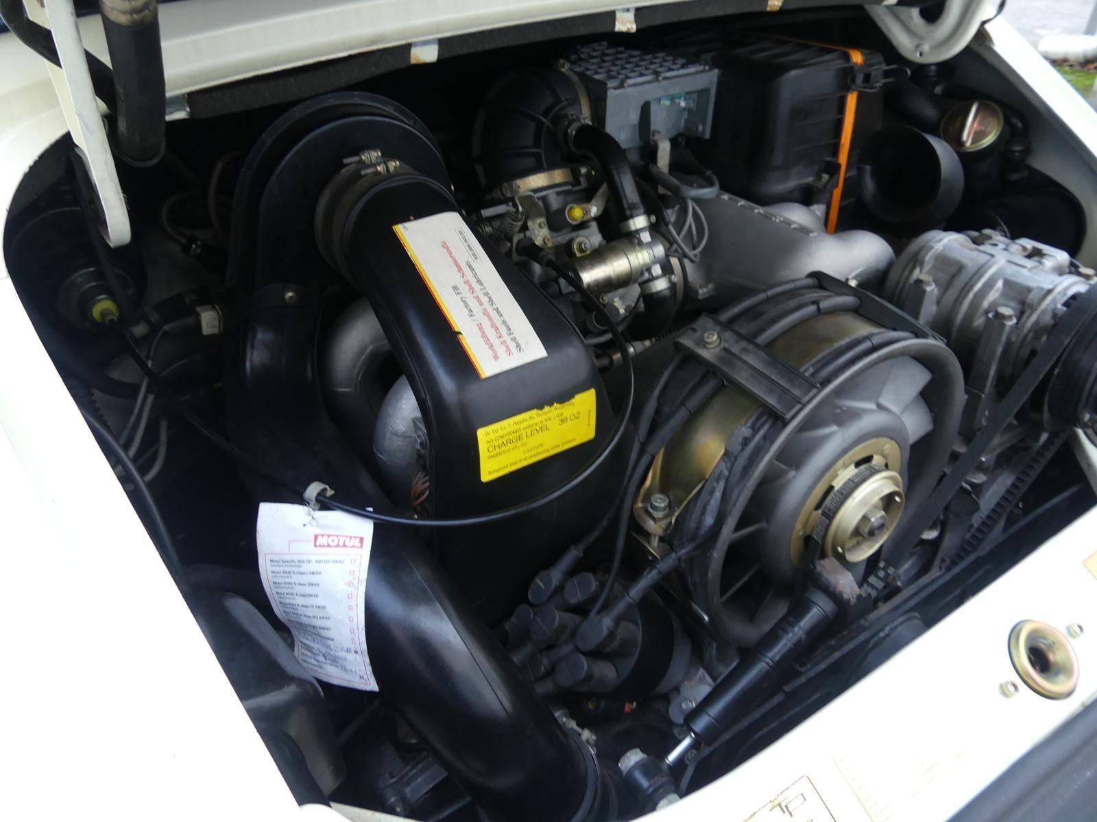 Porsche 911 Carrera Cabriolet 1985 — compartiment moteur (3)