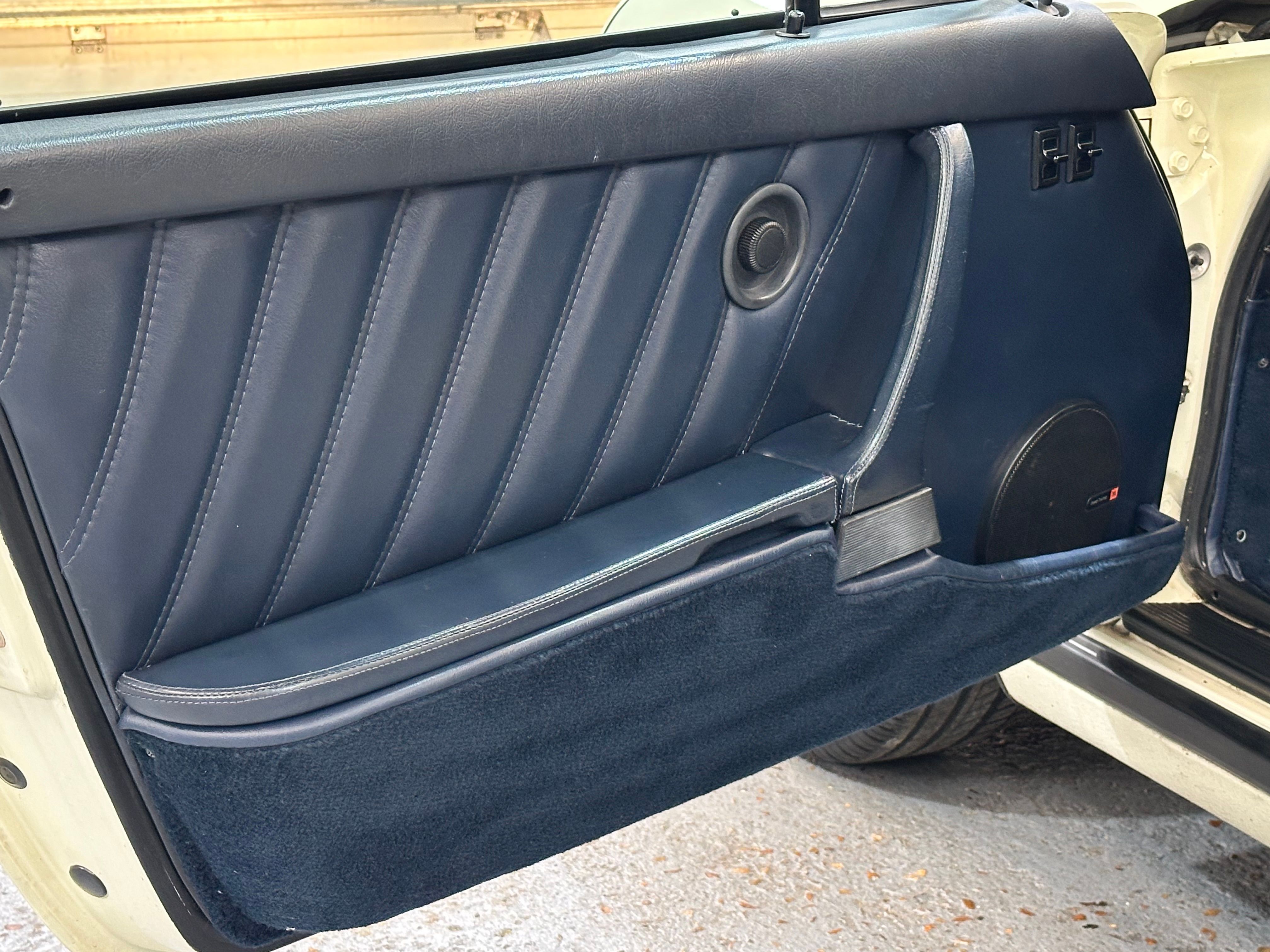 Porsche 911 Carrera Cabriolet 1986 — photo (11)