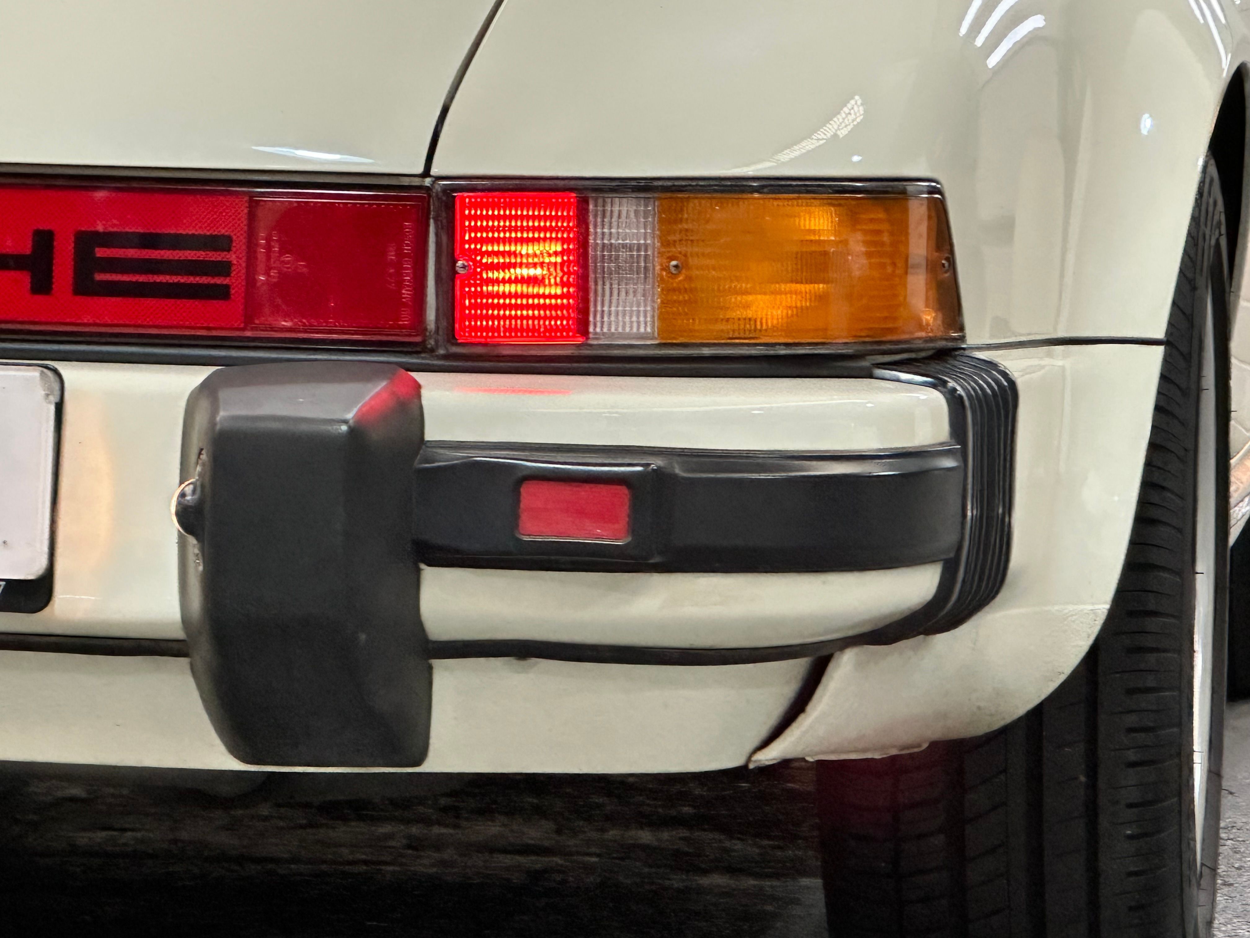 Porsche 911 Carrera Cabriolet 1986 — photo (19)
