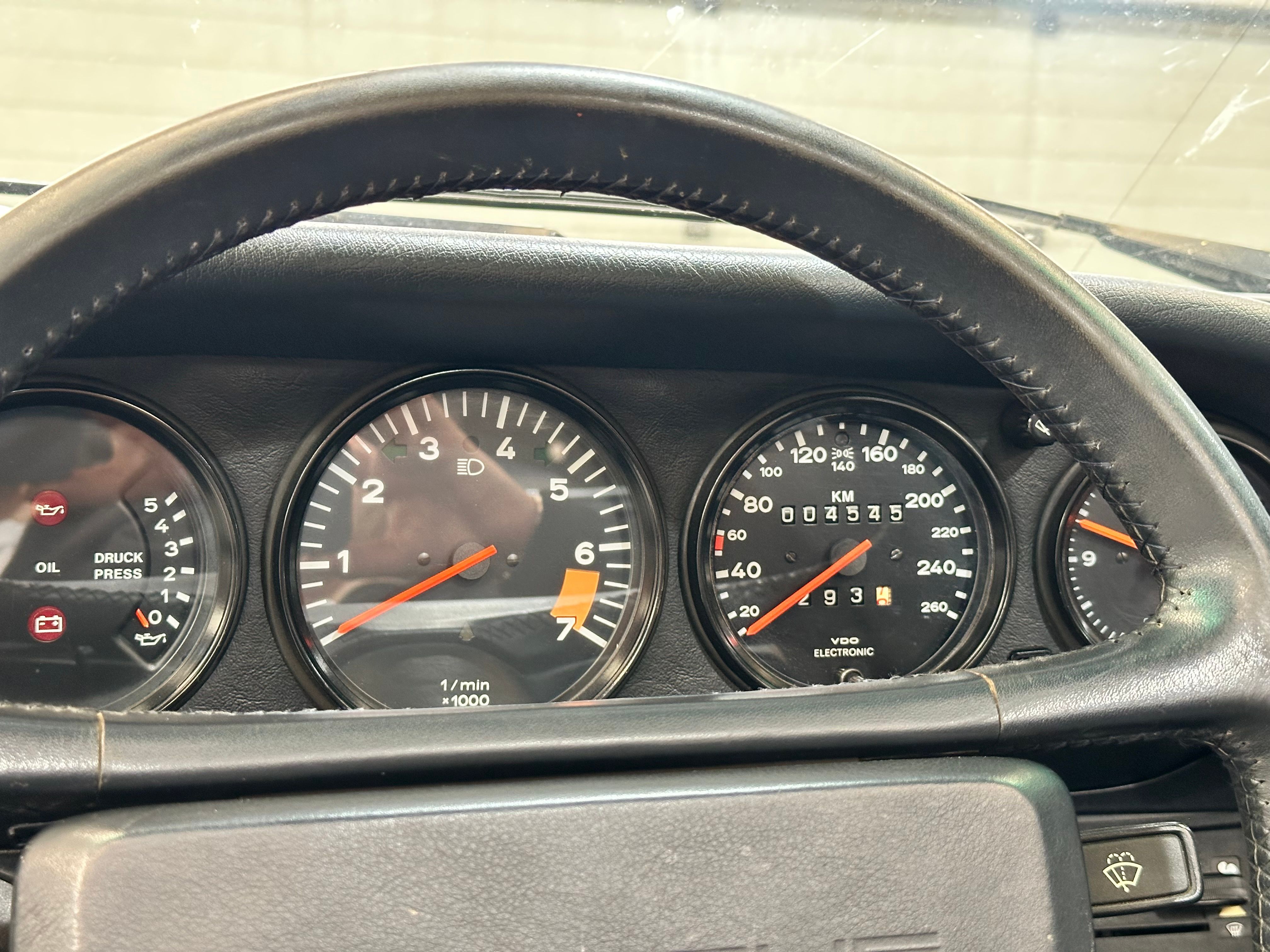 Porsche 911 Carrera Cabriolet 1986 — photo (24)