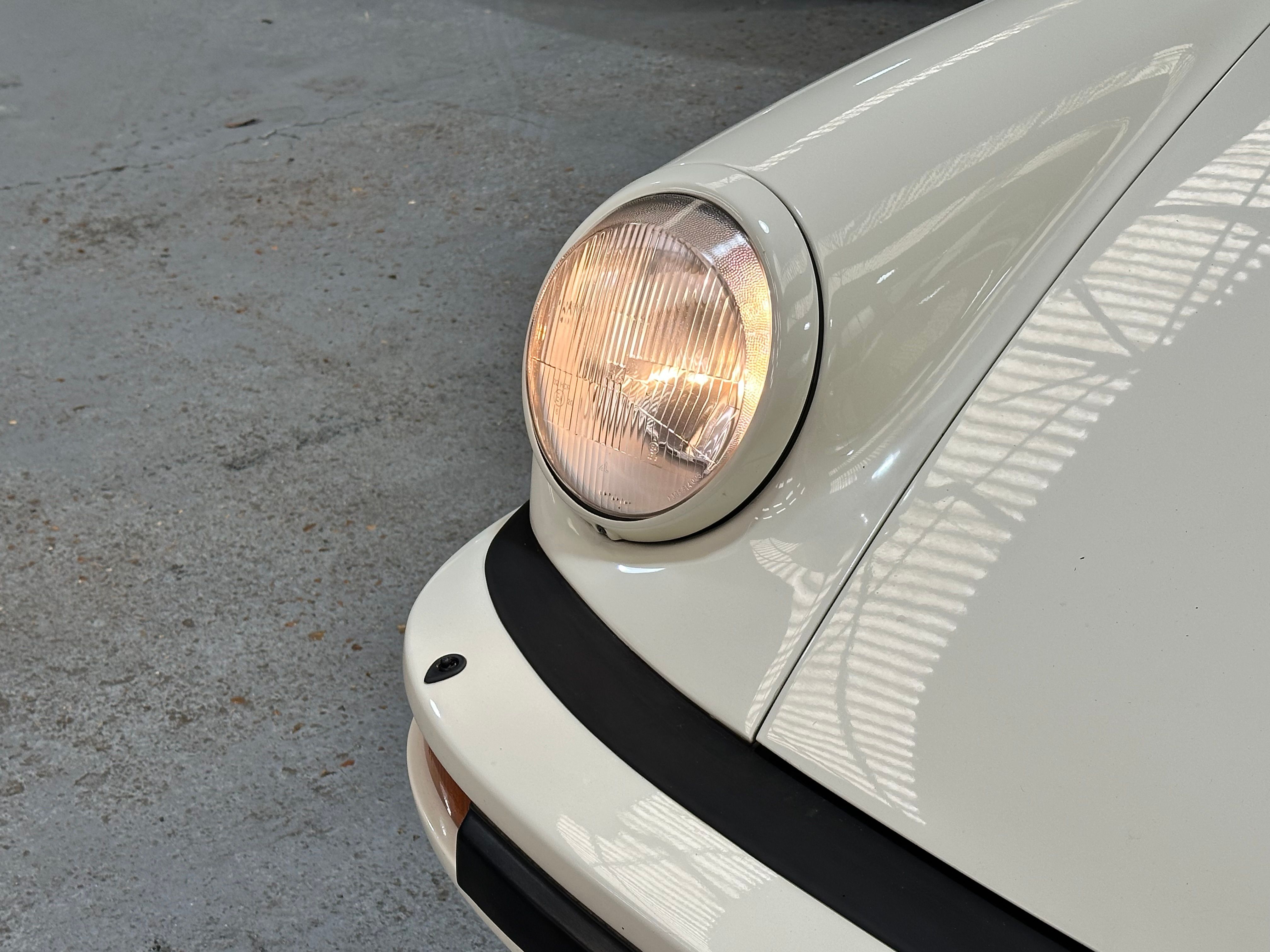 Porsche 911 Carrera Cabriolet 1986 — photo (32)
