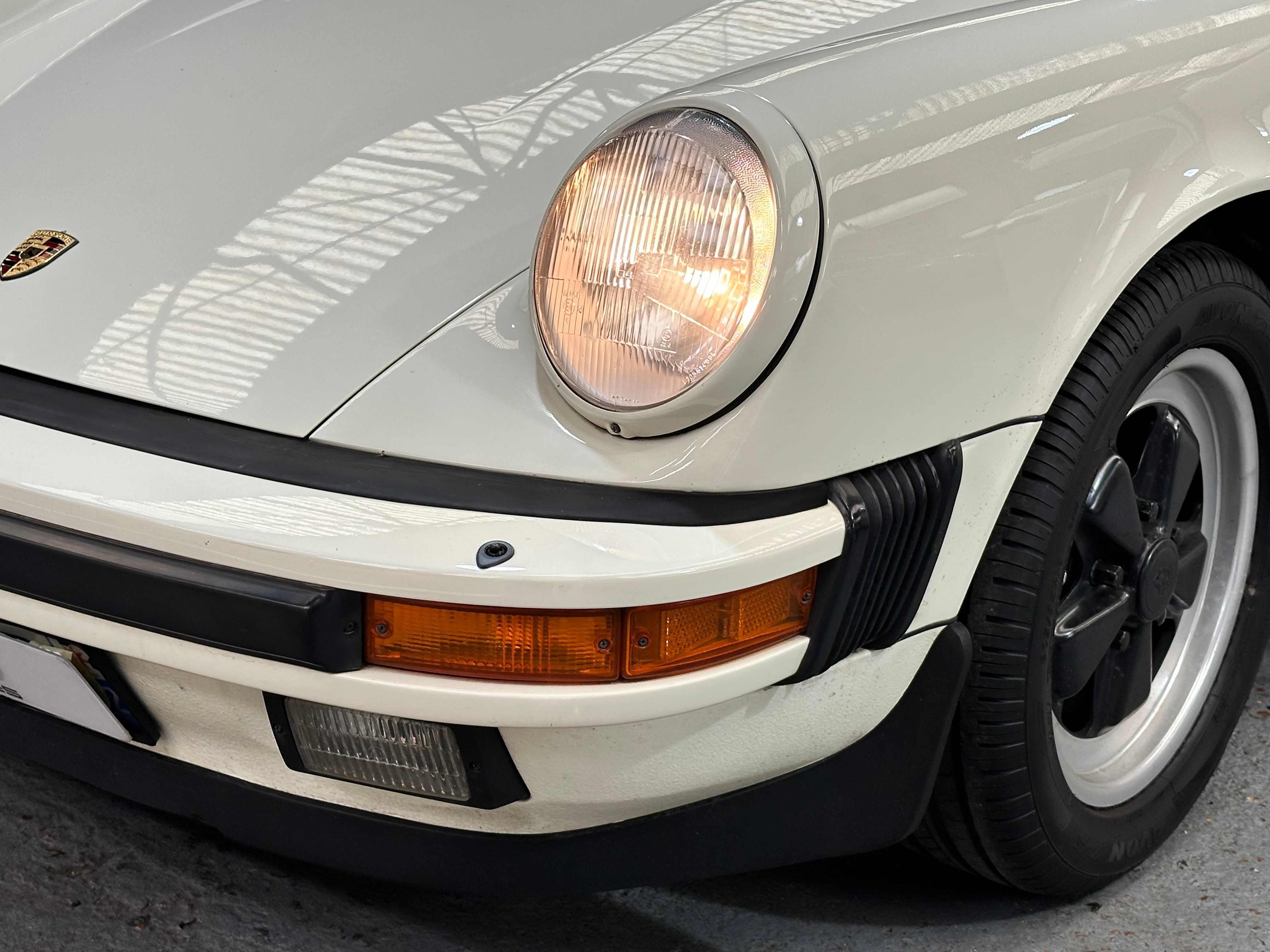 Porsche 911 Carrera Cabriolet 1986 — photo (33)
