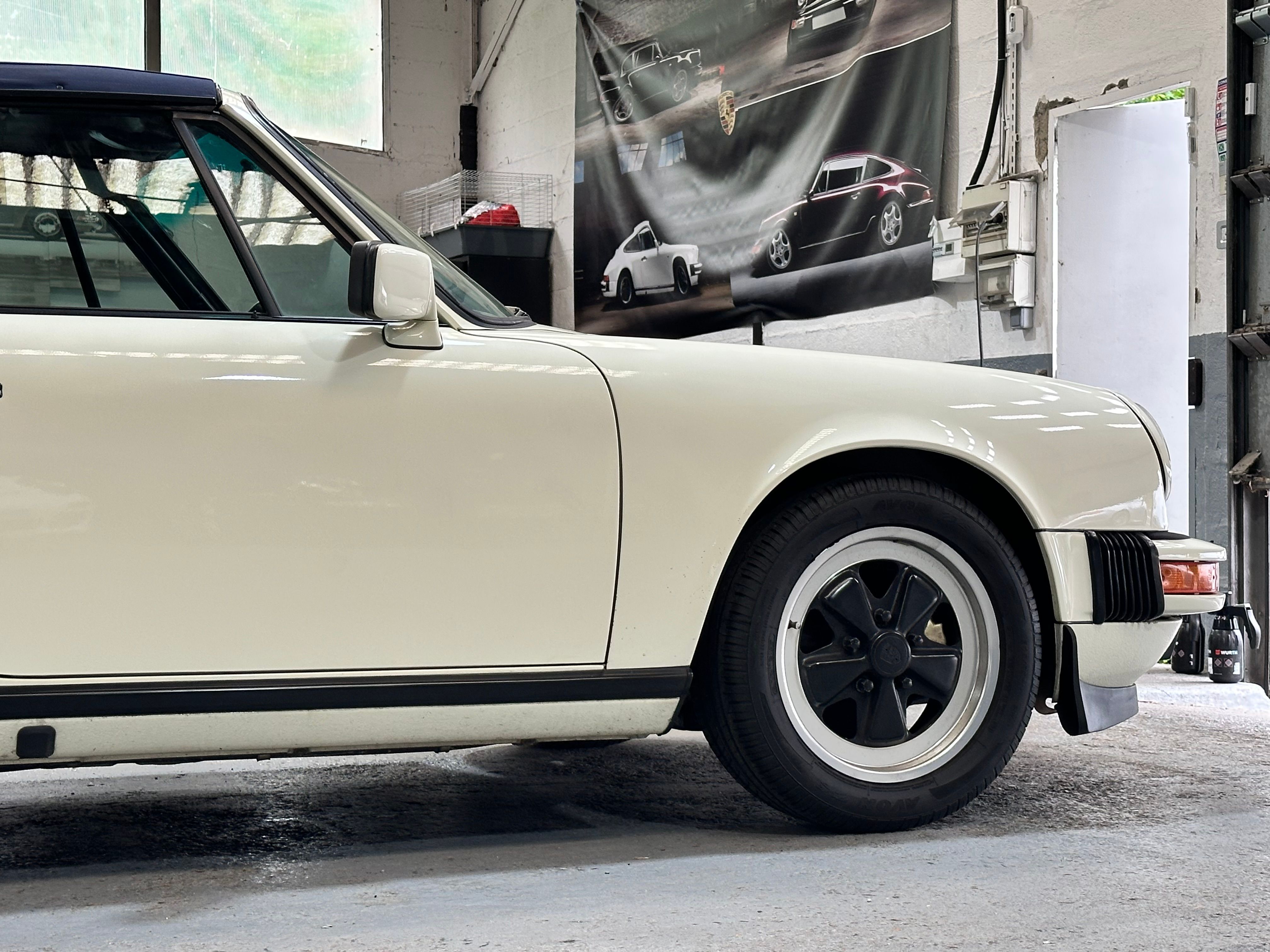 Porsche 911 Carrera Cabriolet 1986 — photo (38)