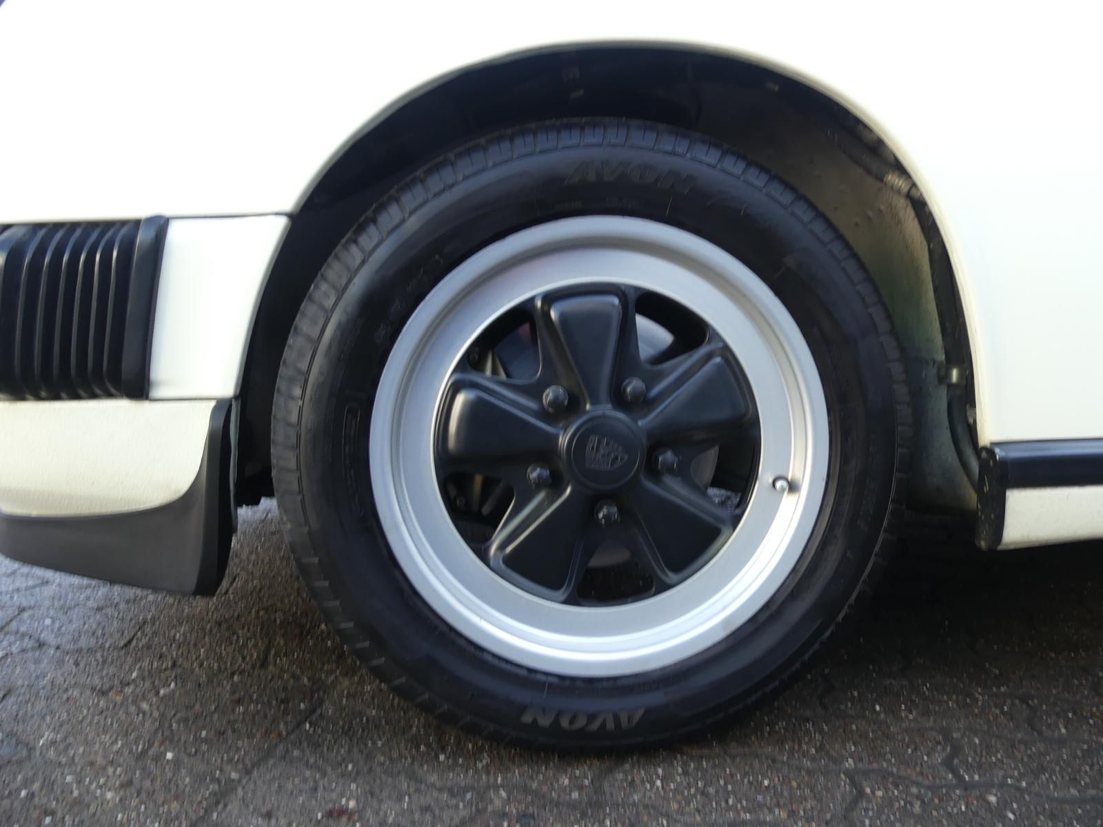 Porsche 911 Carrera Cabriolet 1985 — jante et pneumatique (5)