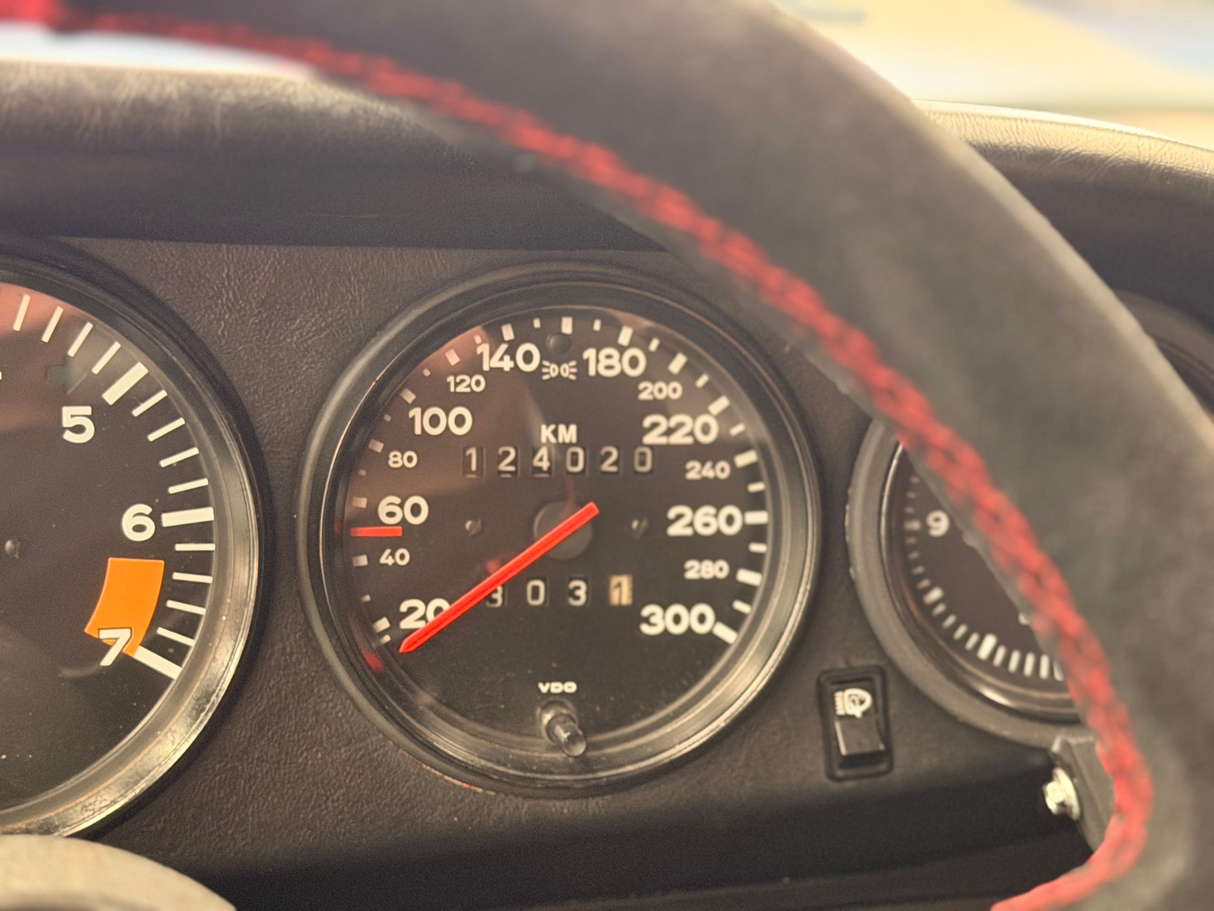 Porsche 911 Carrera Cabriolet 964 WTL Look kilometrage d origine 1985 — photo (37)
