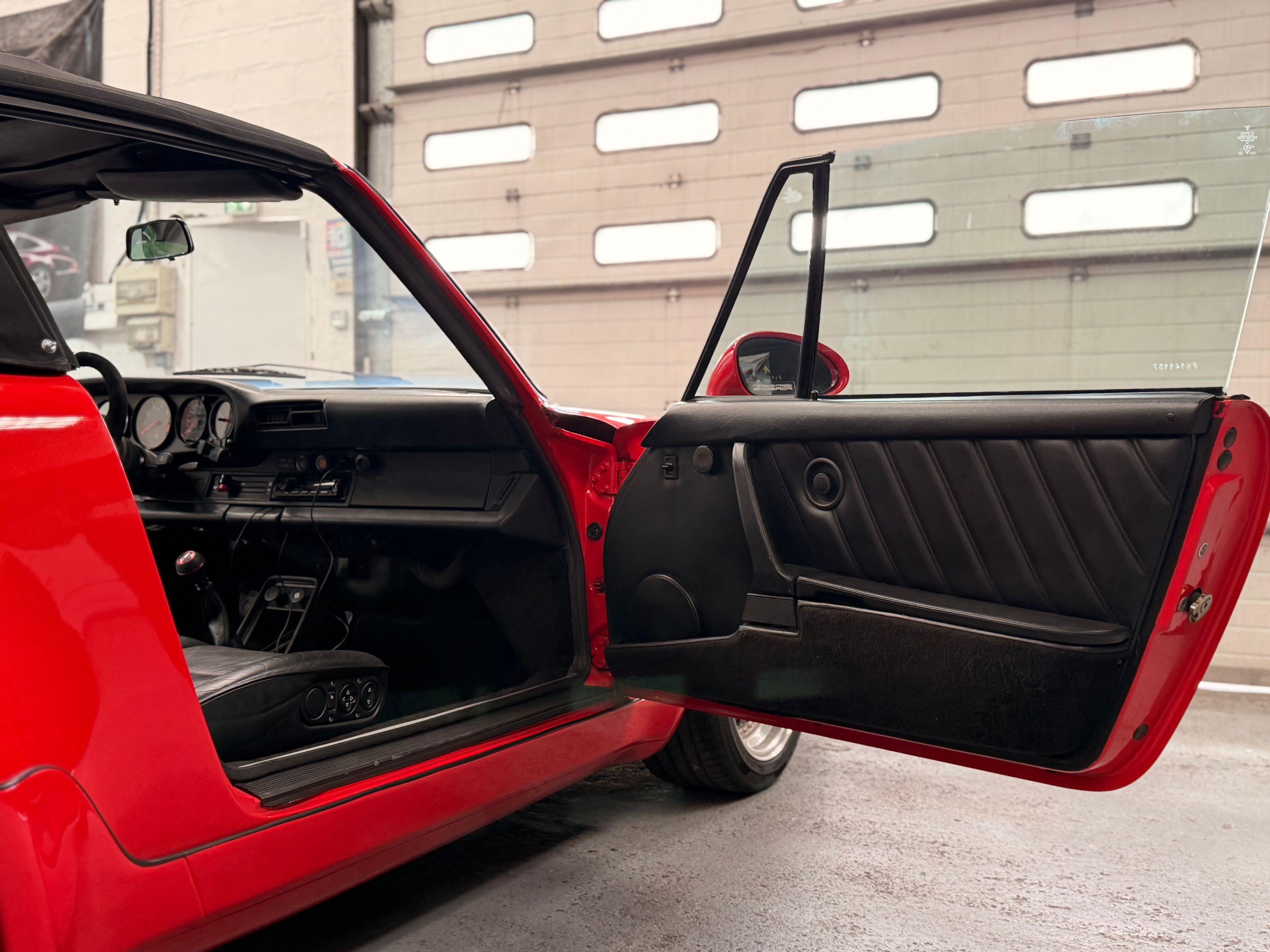 Porsche 911 Carrera Cabriolet 964 WTL Look kilometrage d origine 1985 — photo (39)
