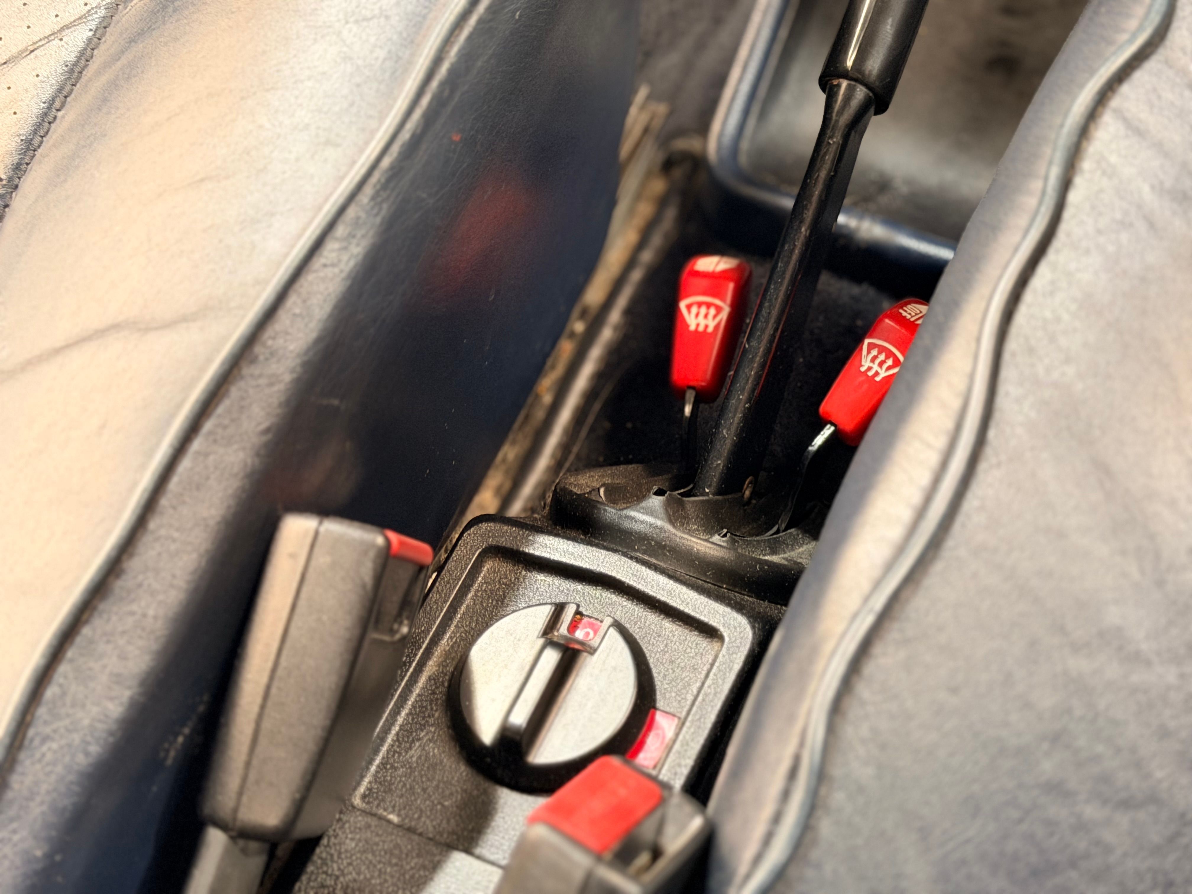 Porsche 911 Carrera Cabriolet 3.2 231cv 140000 km d origine 1986 — detail (31)