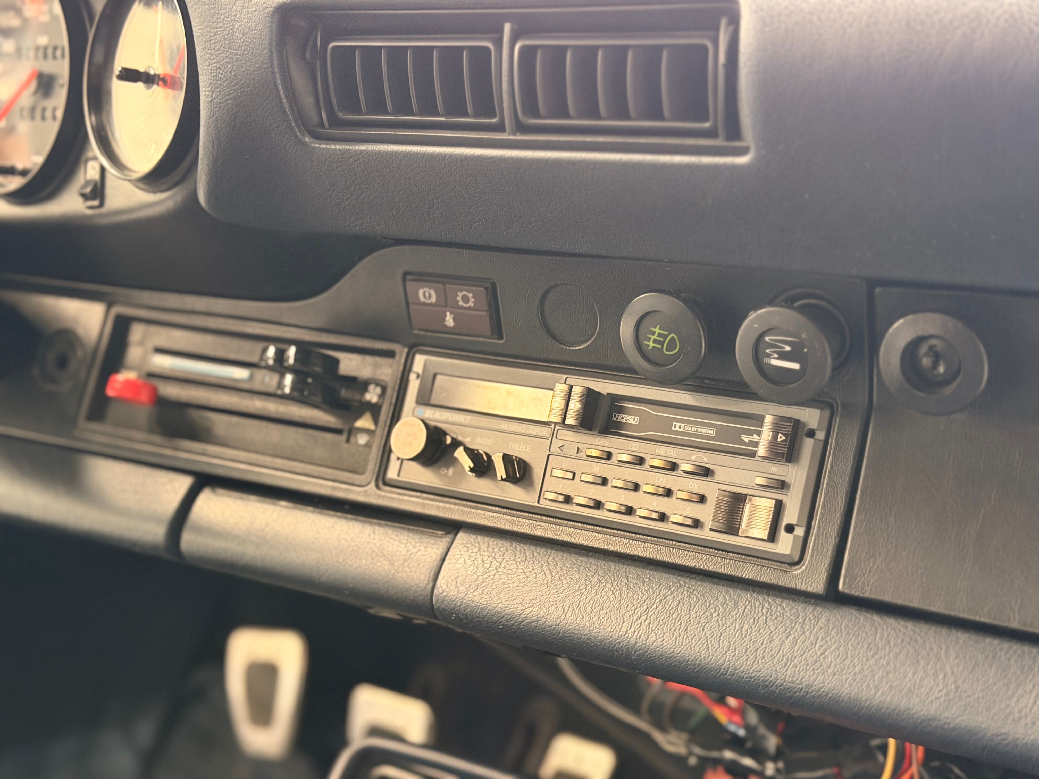 Porsche 911 Carrera Cabriolet 3.2 231cv 140000 km d origine 1986 — detail (33)