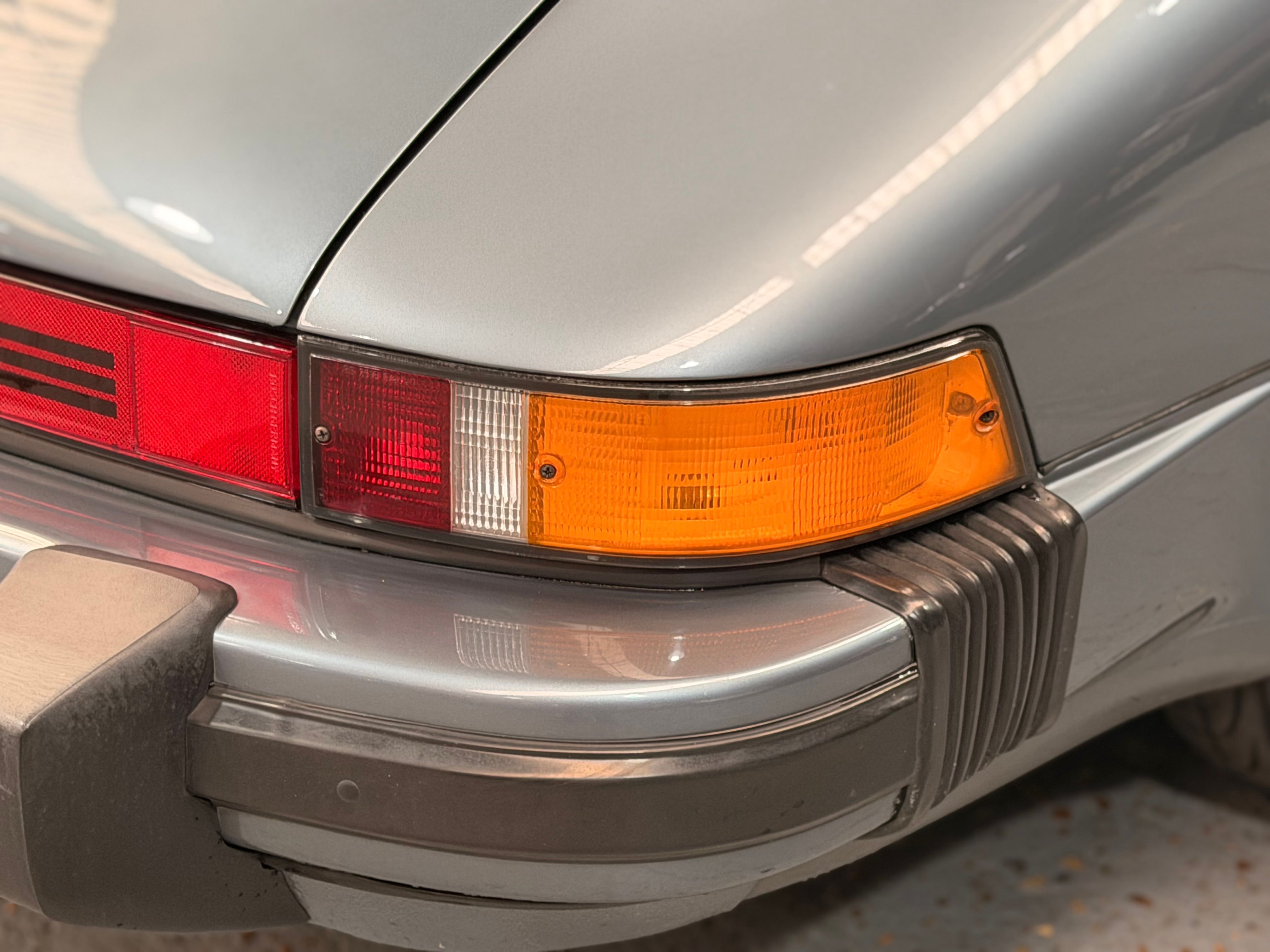 Porsche 911 Carrera Cabriolet 3.2 231cv 140000 km d origine 1986 — detail (30)