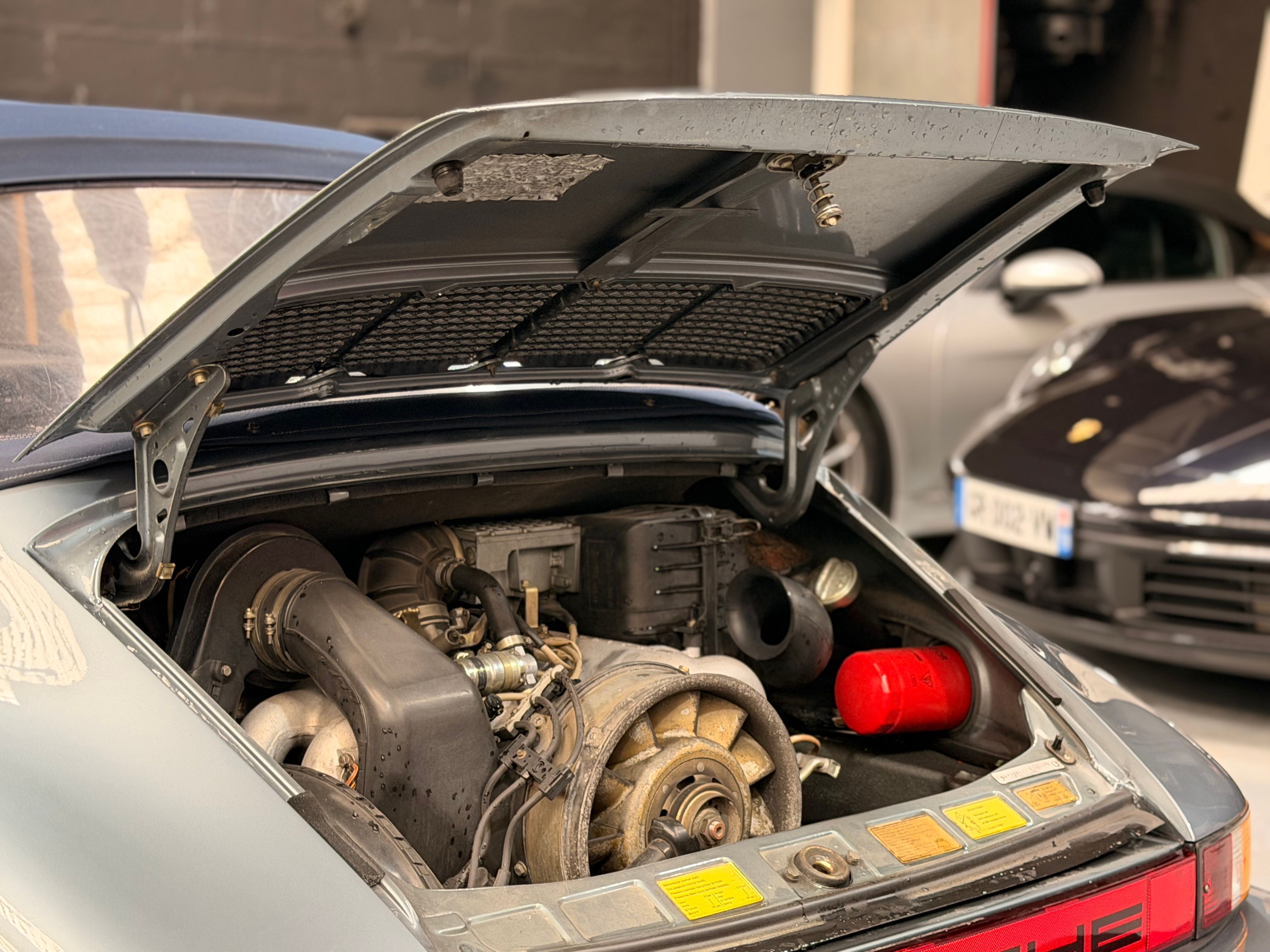 Porsche 911 Carrera Cabriolet 3.2 231cv 140000 km d origine 1986 — compartiment moteur (19)