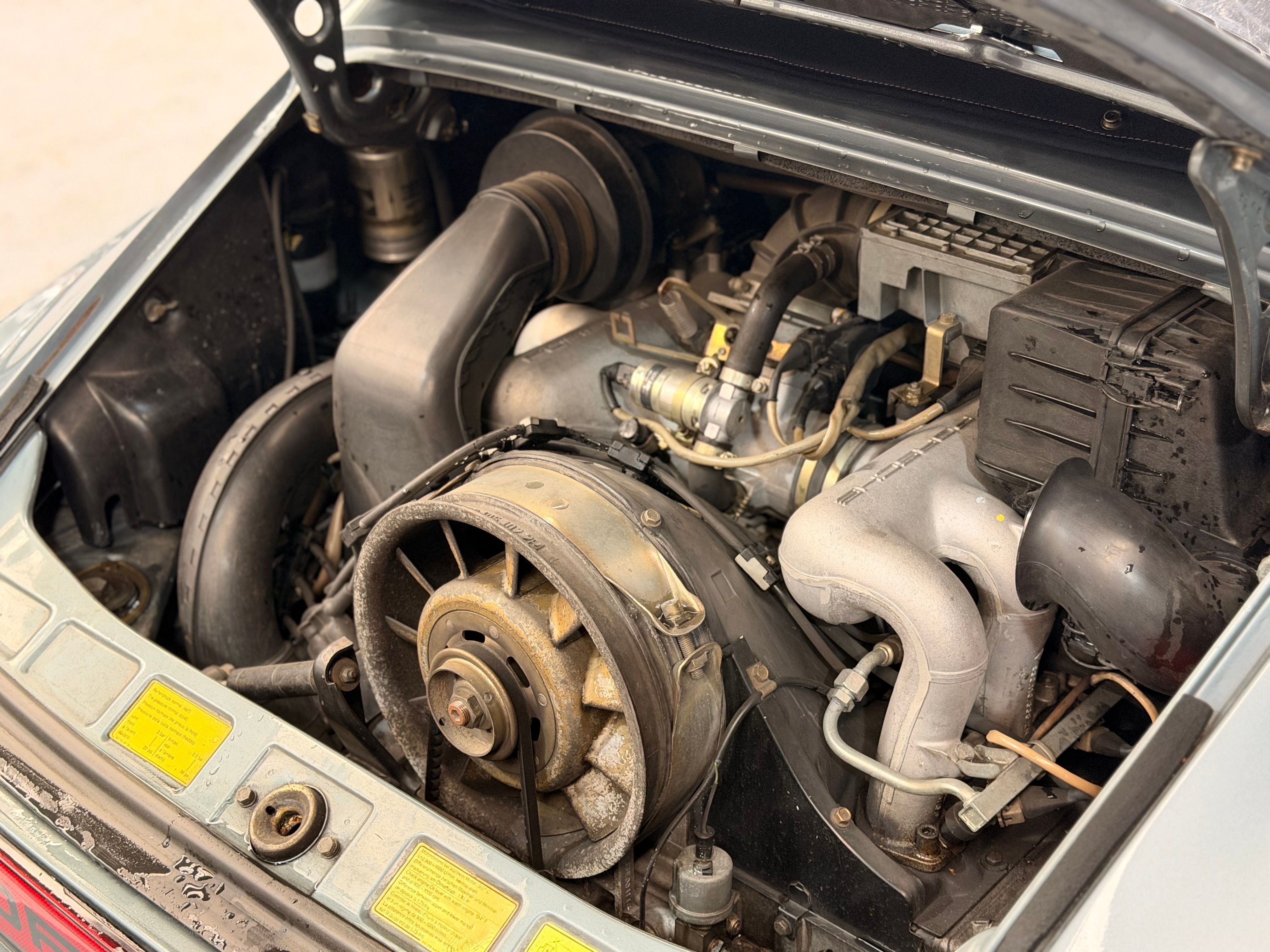 Porsche 911 Carrera Cabriolet 3.2 231cv 140000 km d origine 1986 — compartiment moteur (20)