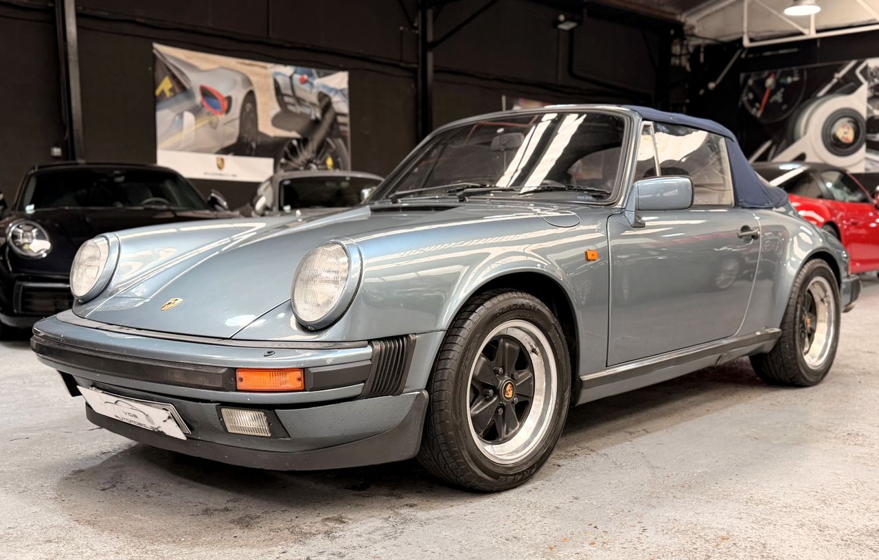 Porsche 911 Carrera Cabriolet 3.2 231cv 140000 km d origine 1986 — vue avant trois-quarts (1)
