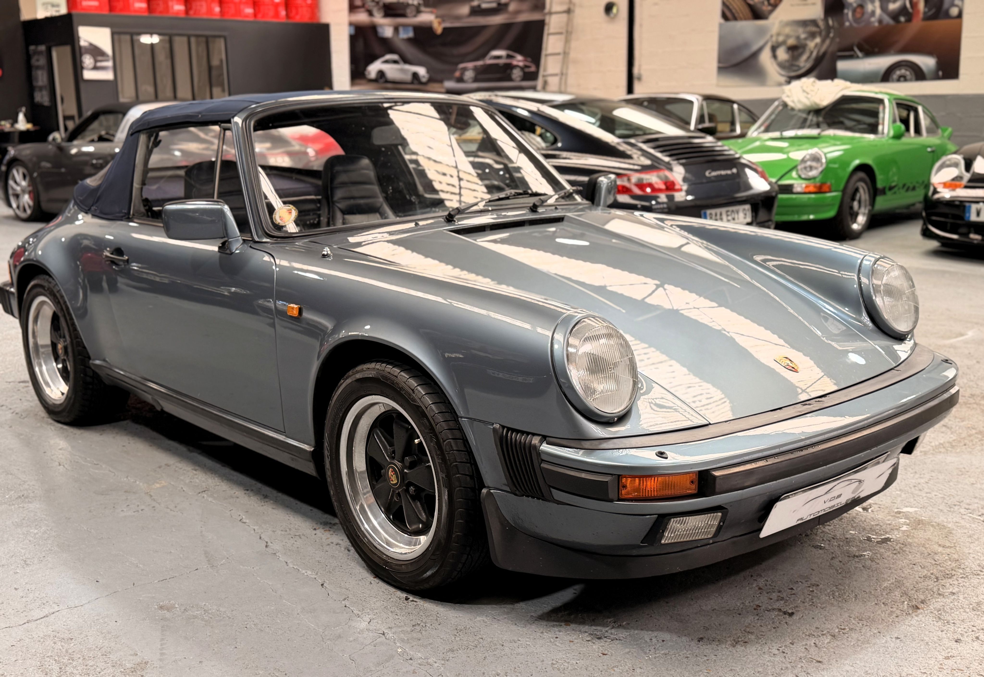 Porsche 911 Carrera Cabriolet 3.2 231cv 140000 km d origine 1986 — vue avant trois-quarts (2)