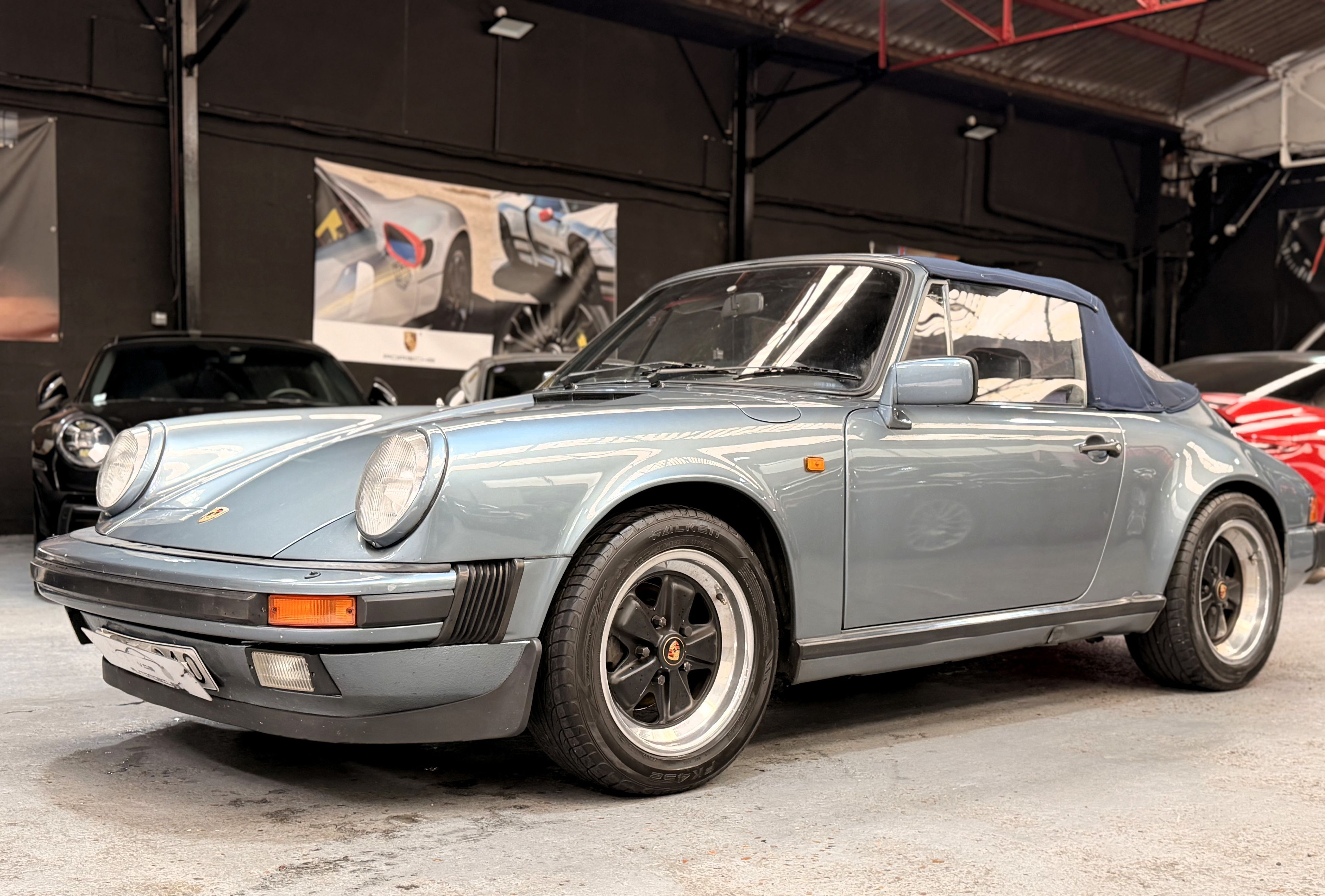 Porsche 911 Carrera Cabriolet 3.2 231cv 140000 km d origine 1986 — vue avant trois-quarts (3)