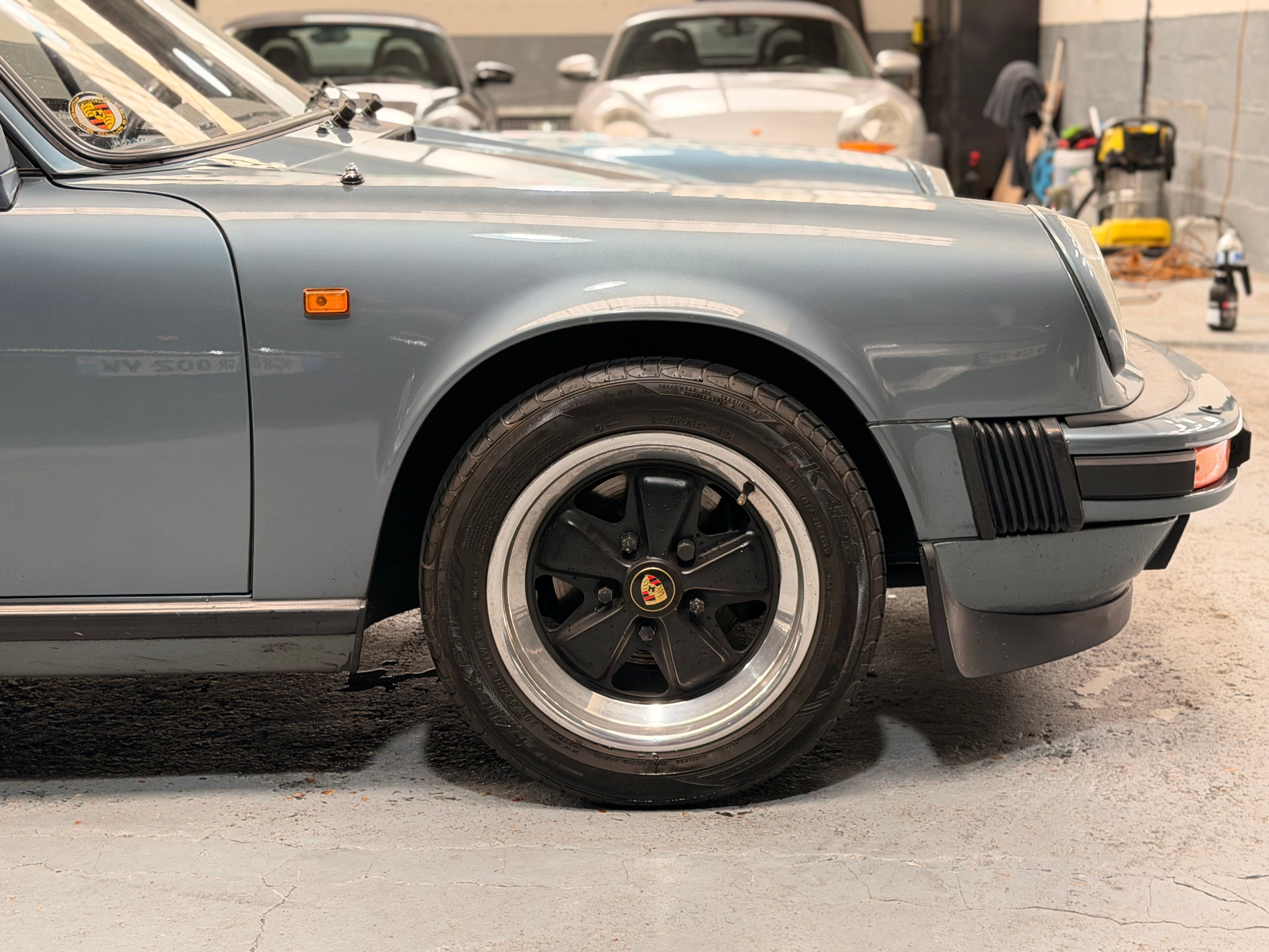 Porsche 911 Carrera Cabriolet 3.2 231cv 140000 km d origine 1986 — vue avant trois-quarts (4)