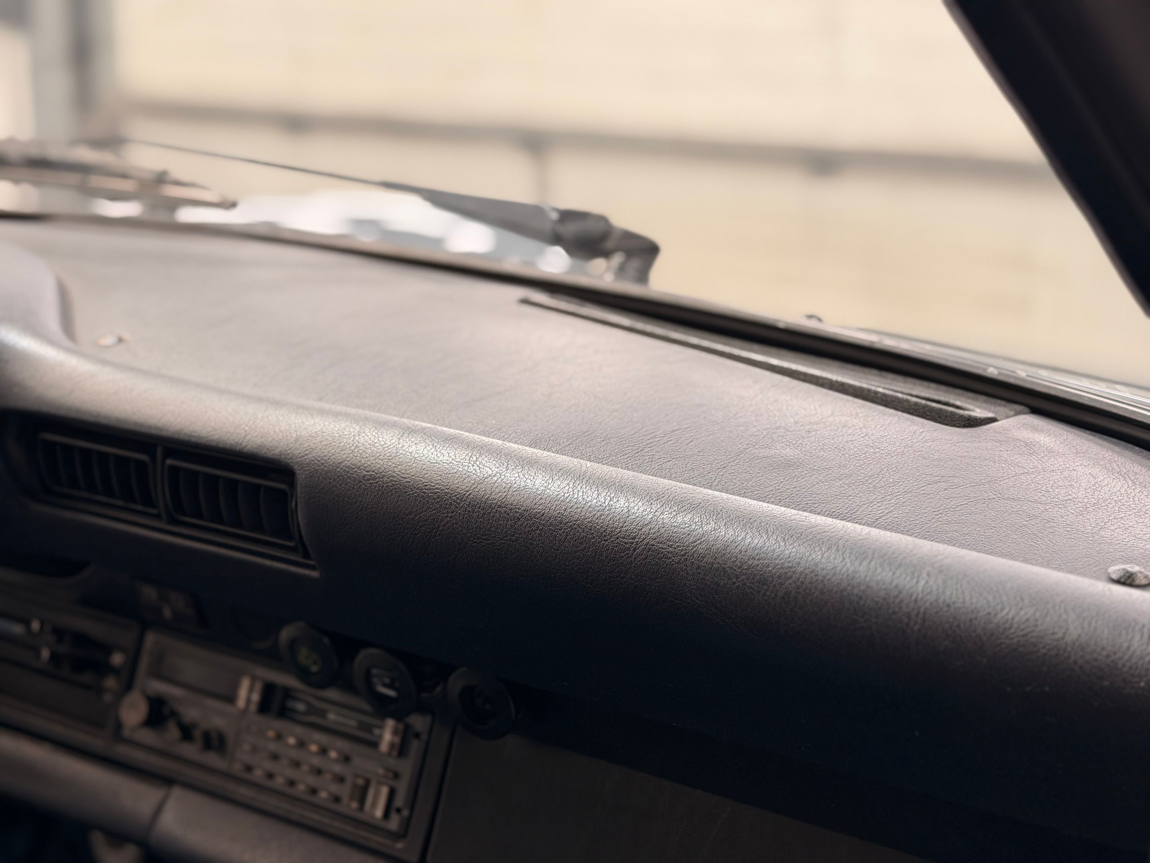 Porsche 911 Carrera Cabriolet 3.2 231cv 140000 km d origine 1986 — tableau de bord (13)