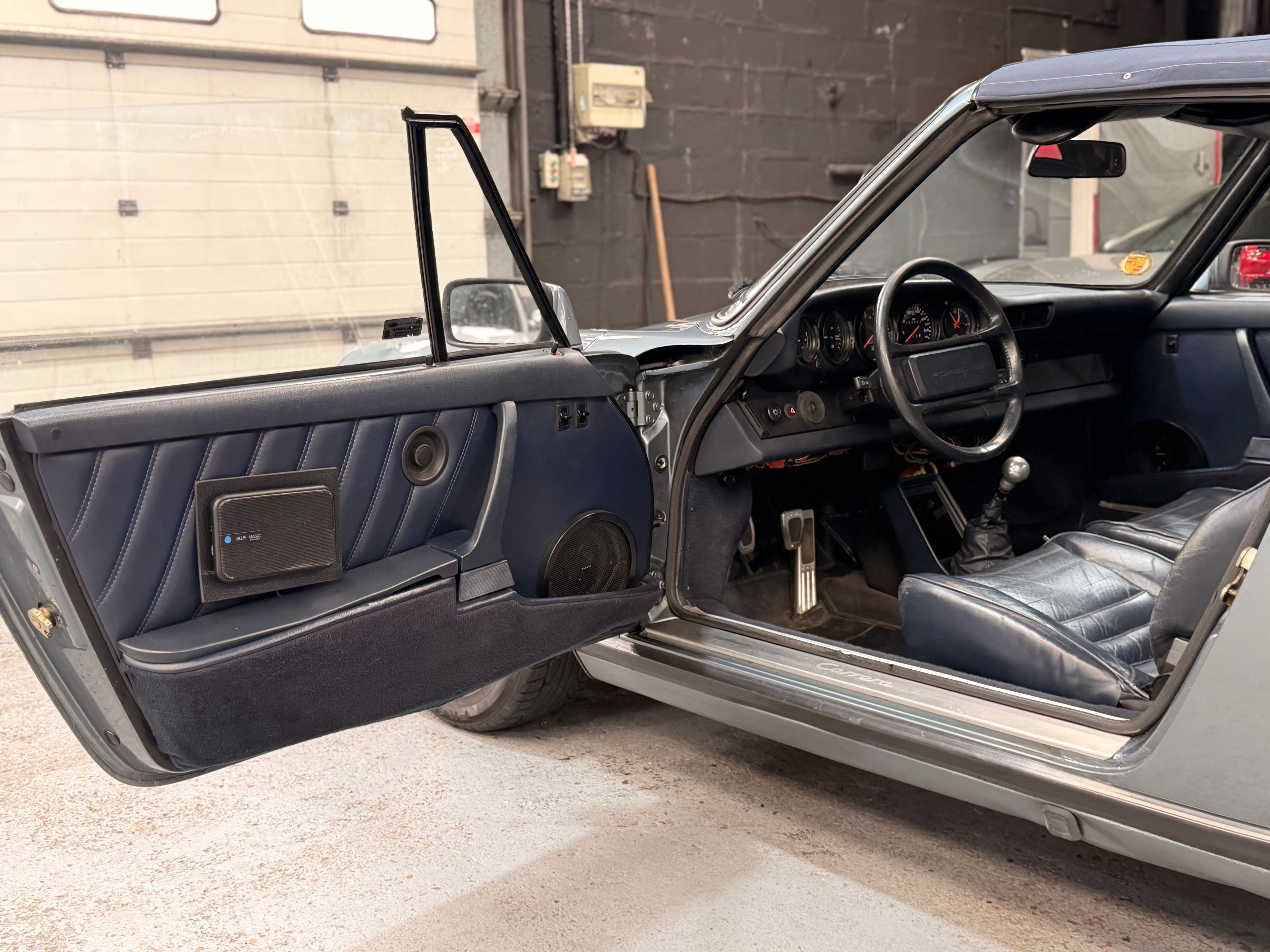 Porsche 911 Carrera Cabriolet 3.2 231cv 140000 km d origine 1986 — tableau de bord (10)