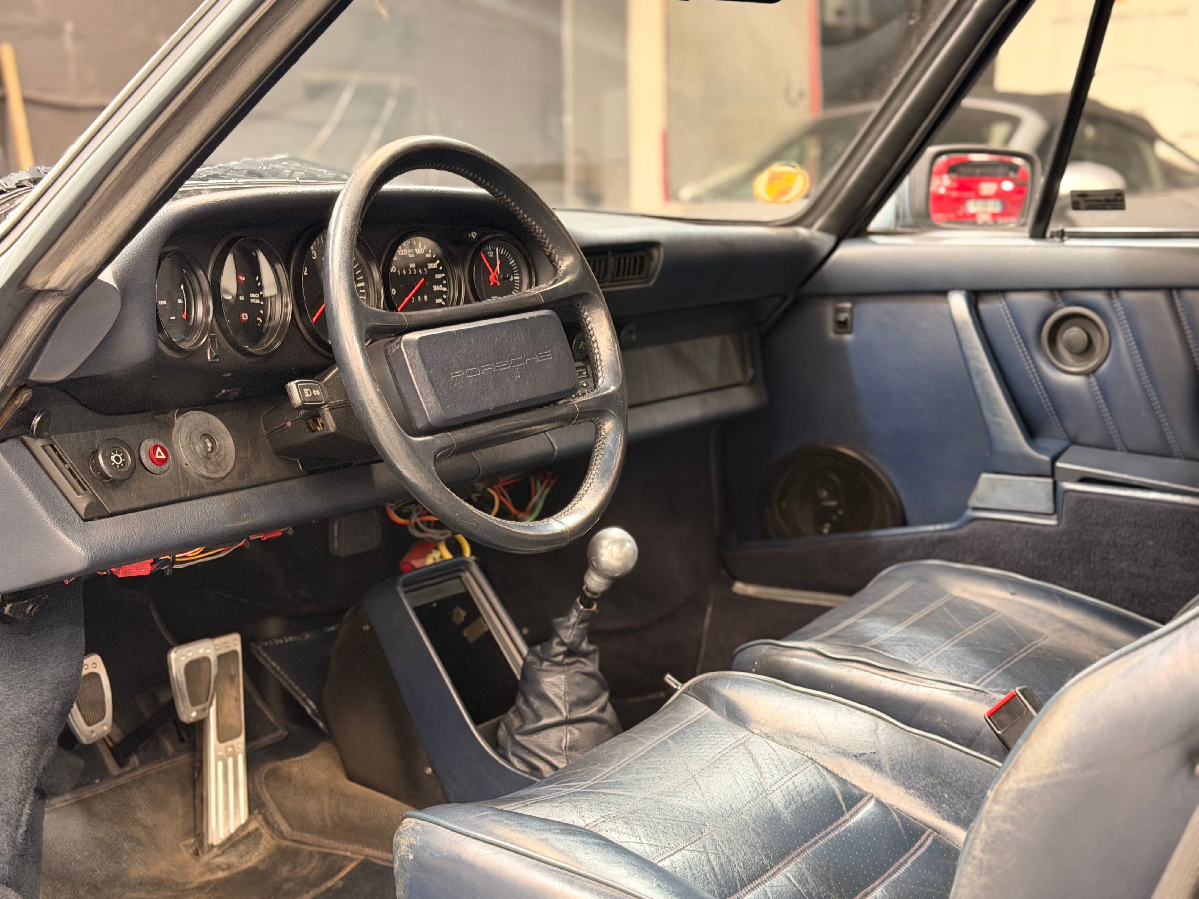 Porsche 911 Carrera Cabriolet 3.2 231cv 140000 km d origine 1986 — tableau de bord (11)