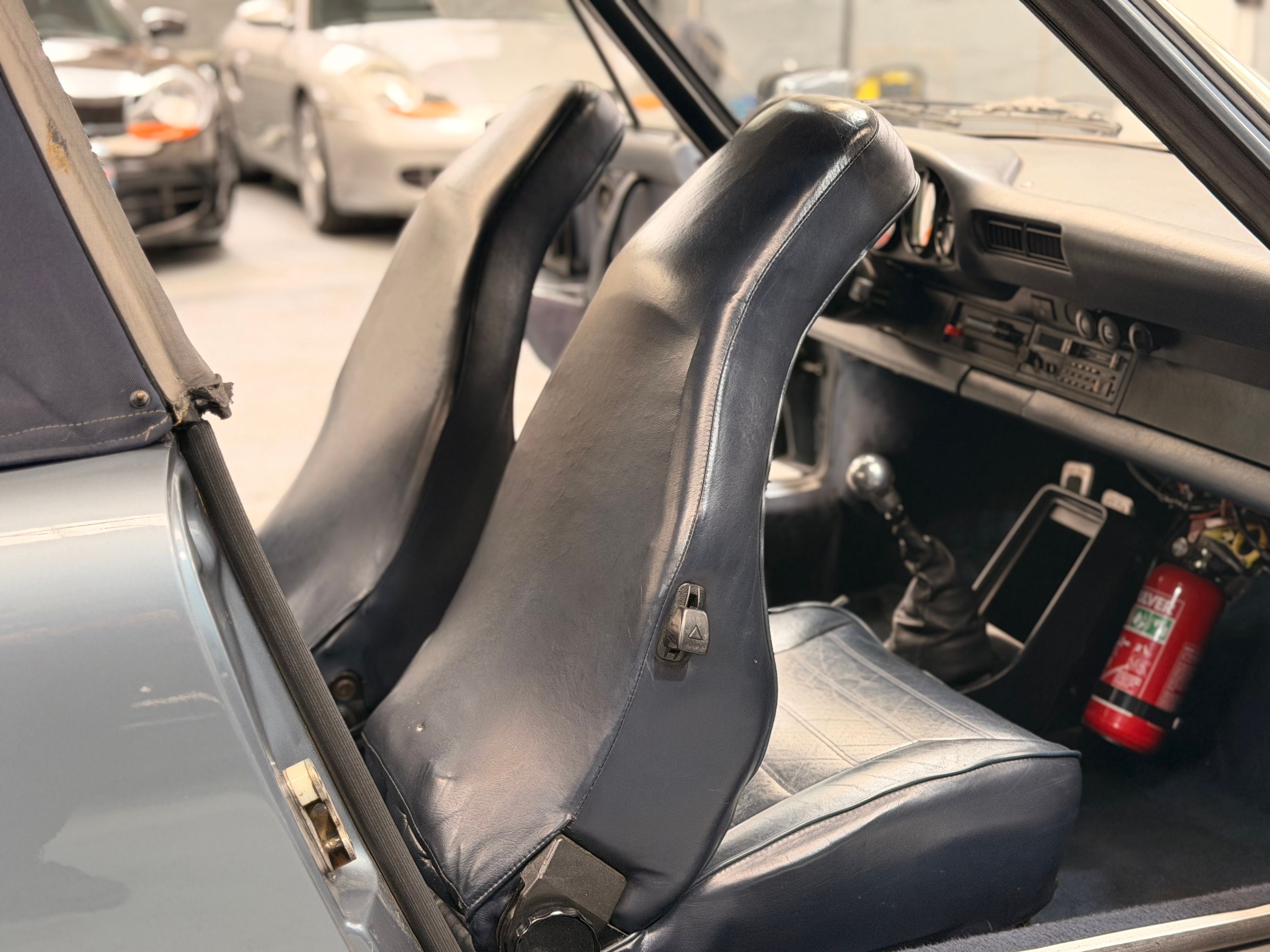 Porsche 911 Carrera Cabriolet 3.2 231cv 140000 km d origine 1986 — sieges (15)