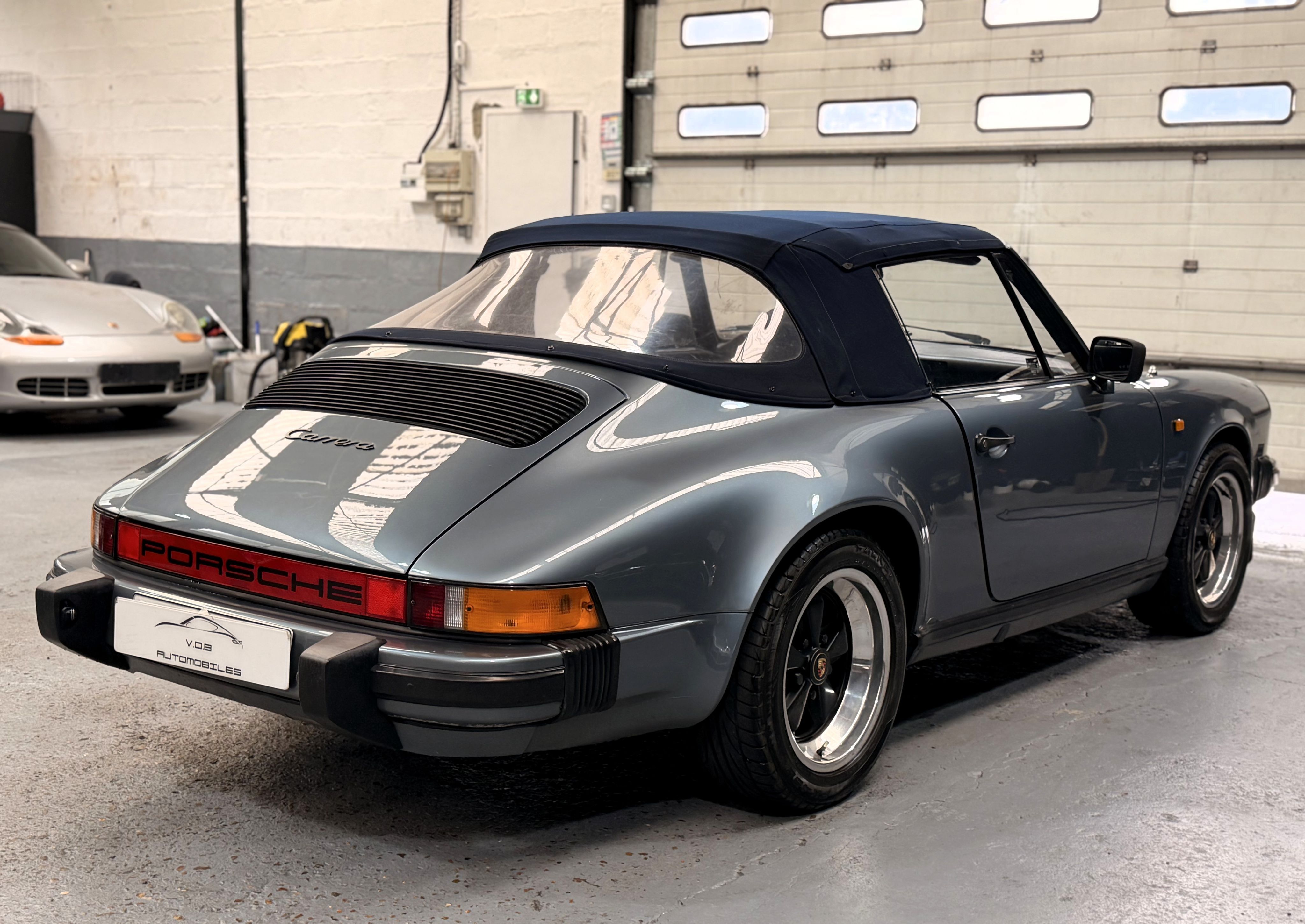 Porsche 911 Carrera Cabriolet 3.2 231cv 140000 km d origine 1986 — vue arriere trois-quarts (6)