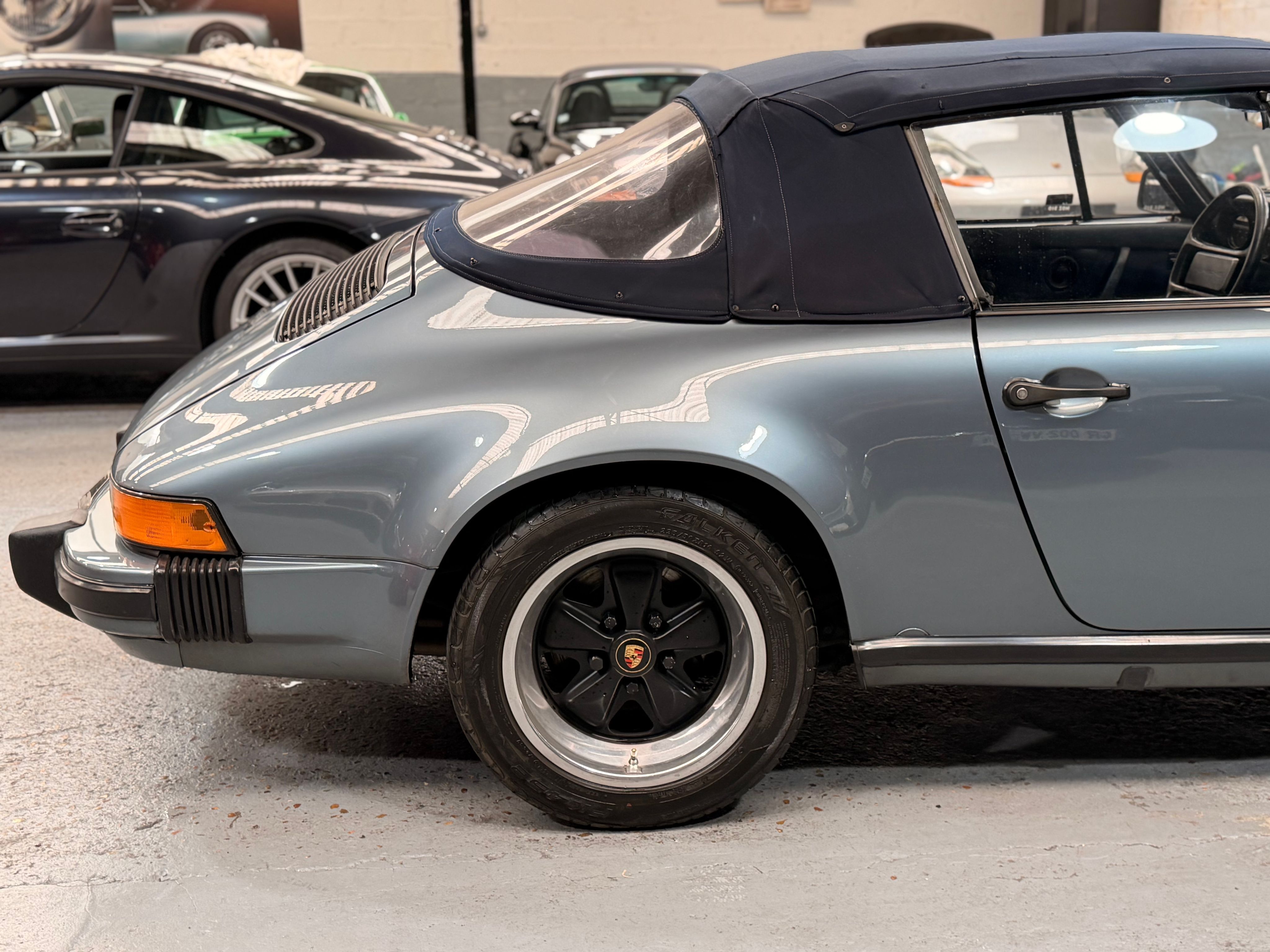 Porsche 911 Carrera Cabriolet 3.2 231cv 140000 km d origine 1986 — vue arriere trois-quarts (7)