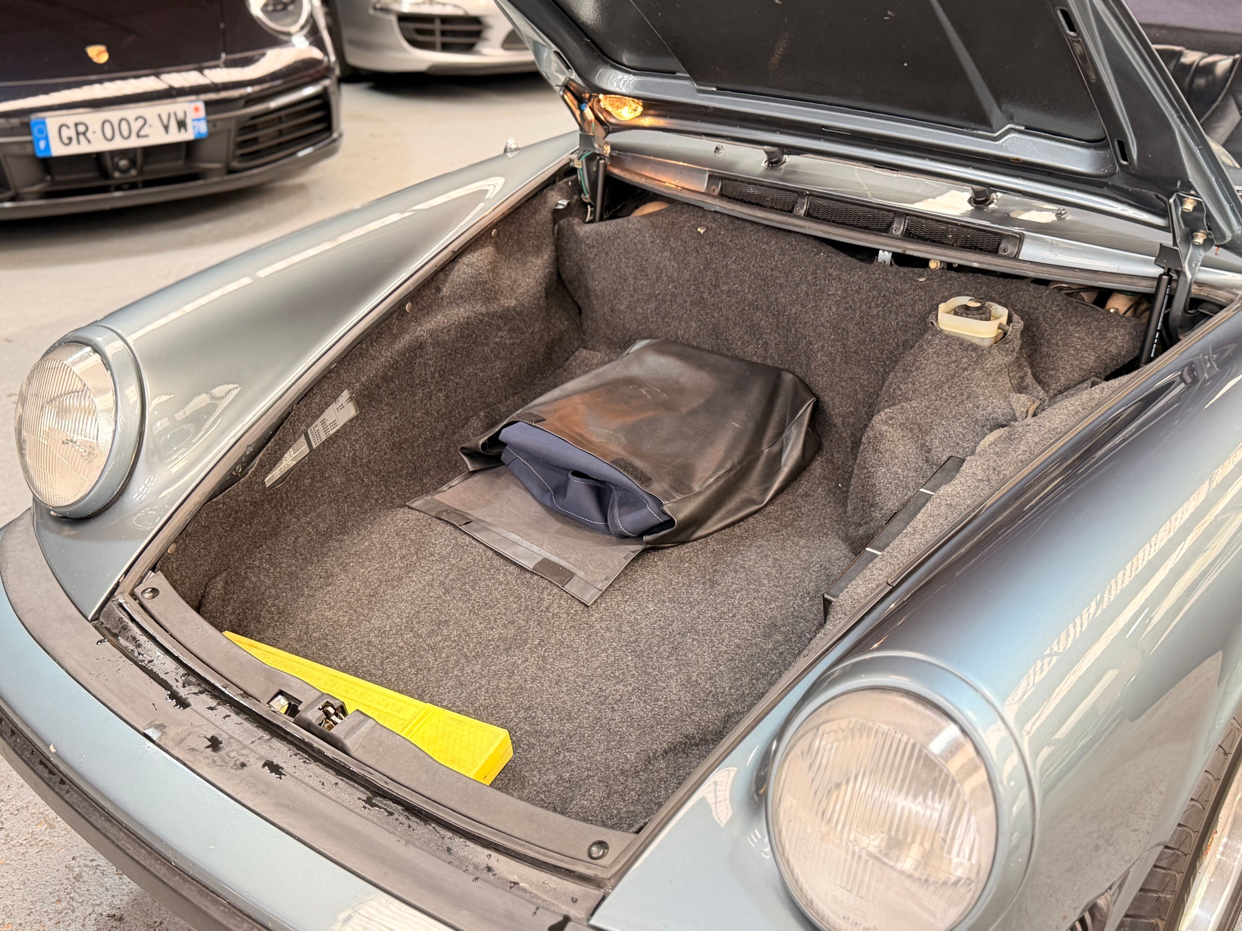 Porsche 911 Carrera Cabriolet 3.2 231cv 140000 km d origine 1986 — coffre (22)