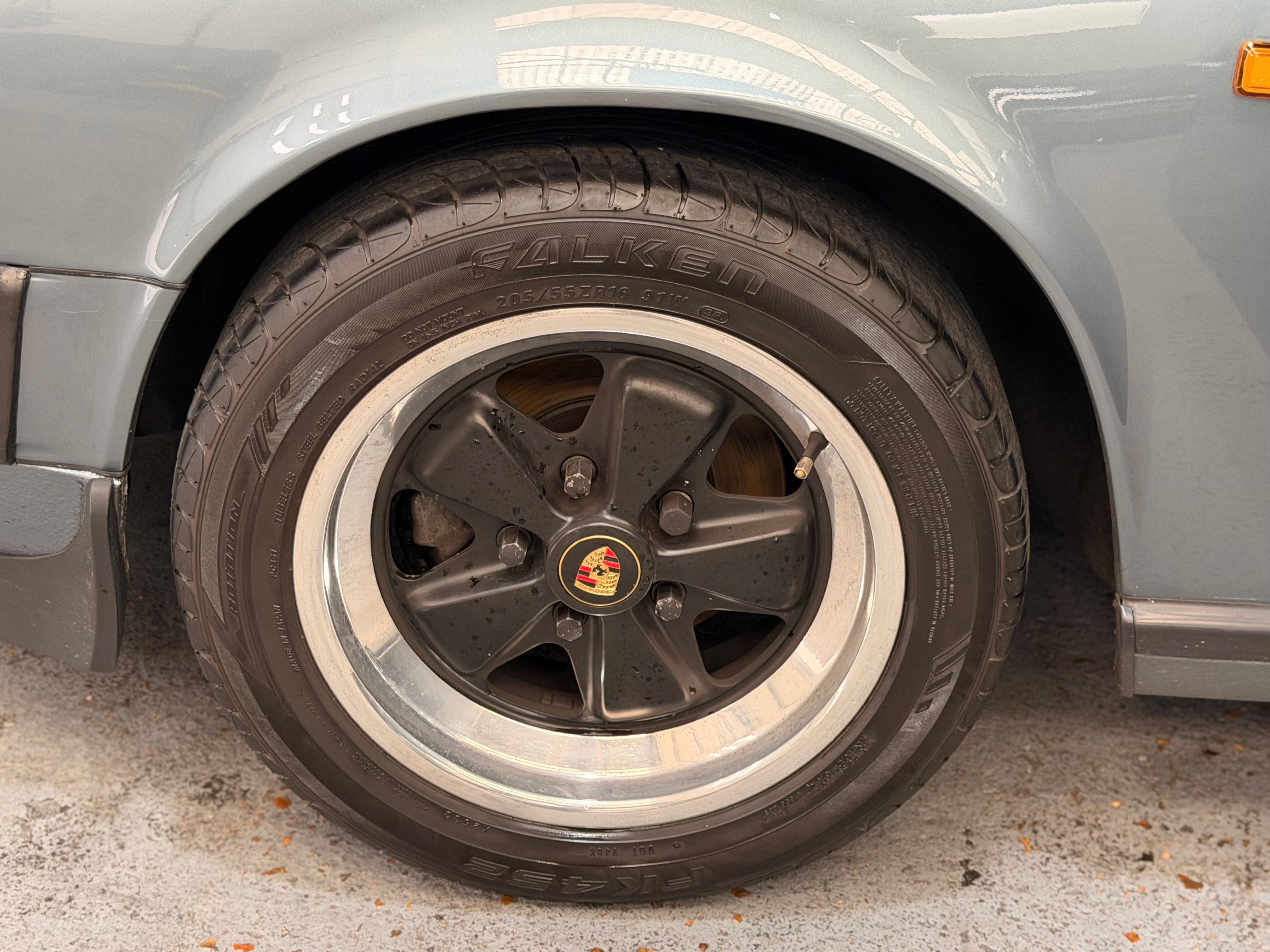 Porsche 911 Carrera Cabriolet 3.2 231cv 140000 km d origine 1986 — jante et pneumatique (25)