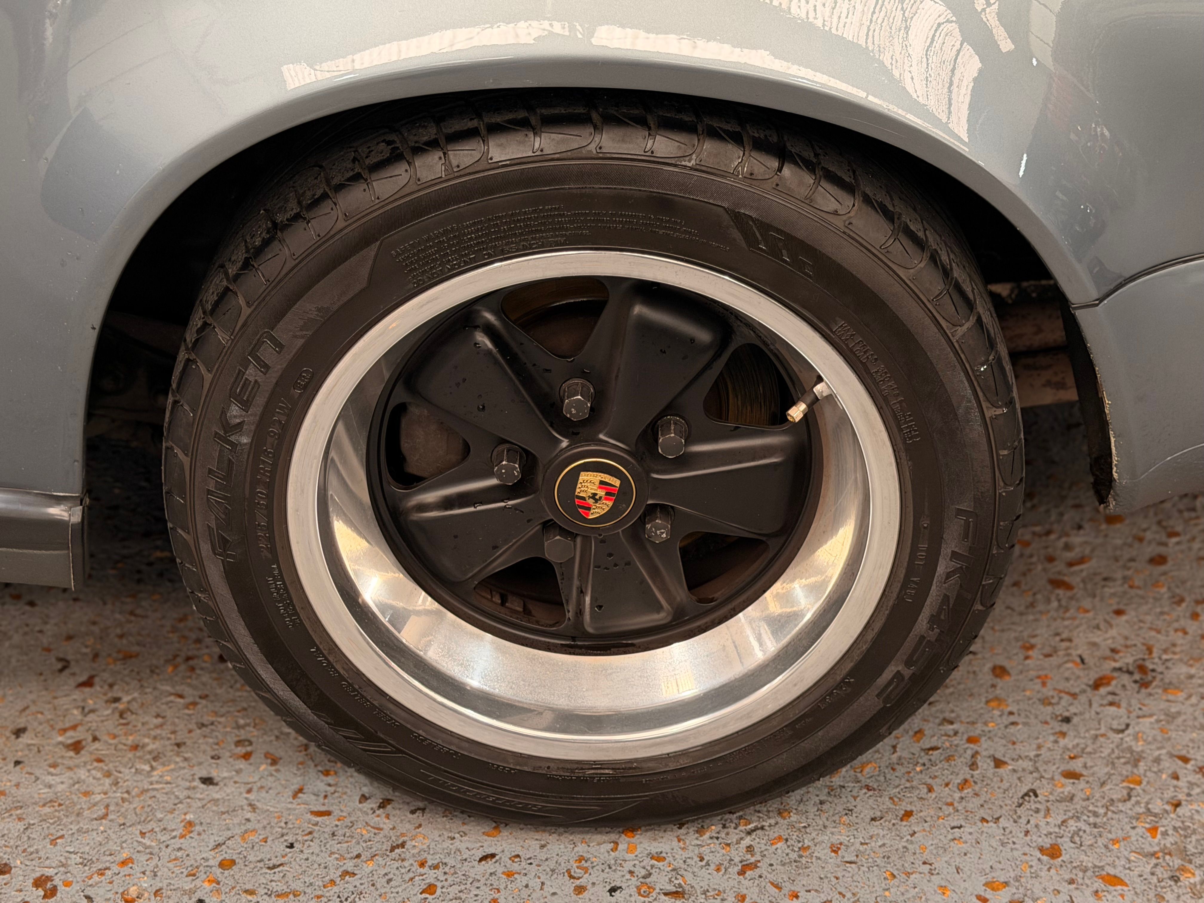 Porsche 911 Carrera Cabriolet 3.2 231cv 140000 km d origine 1986 — jante et pneumatique (26)