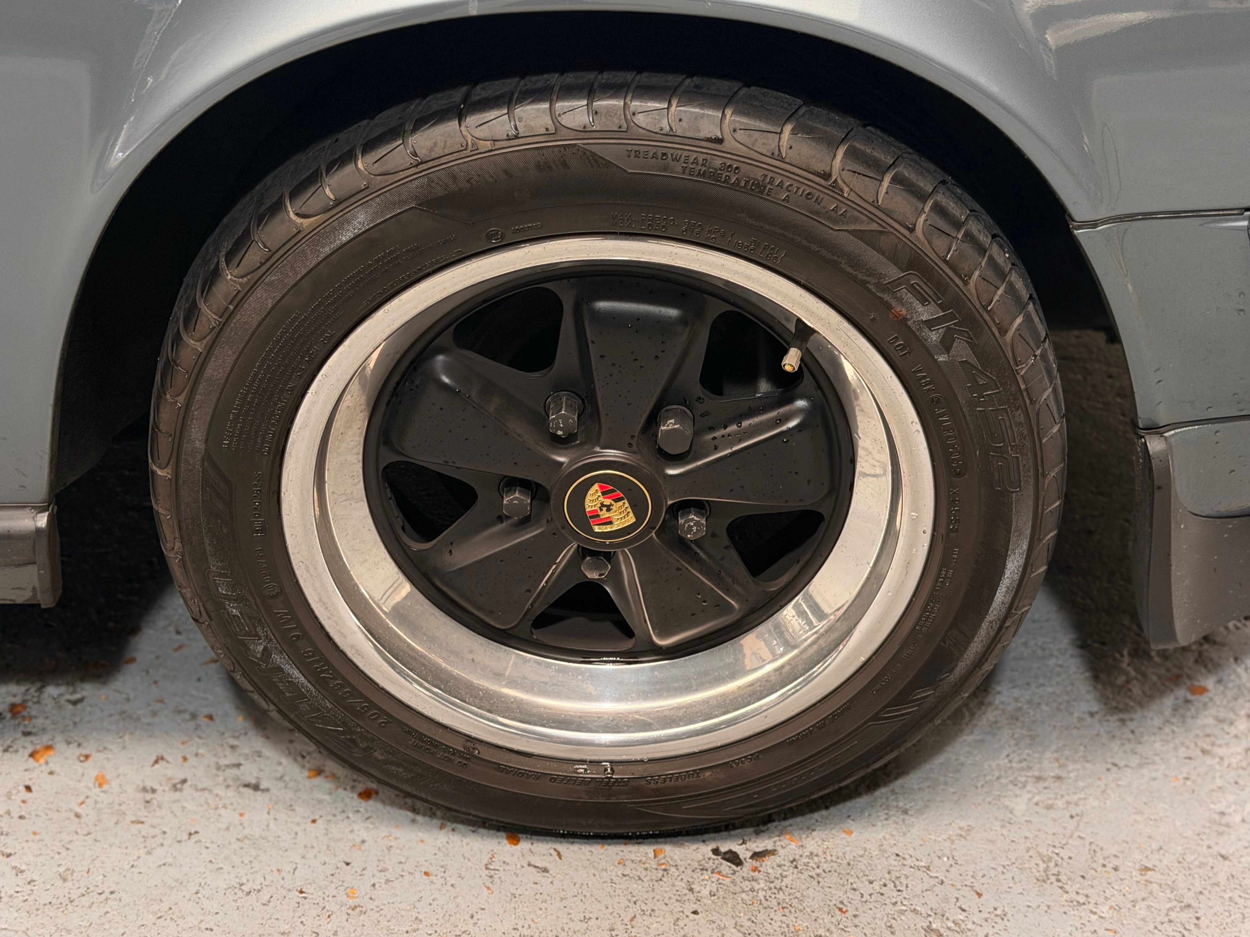 Porsche 911 Carrera Cabriolet 3.2 231cv 140000 km d origine 1986 — jante et pneumatique (28)