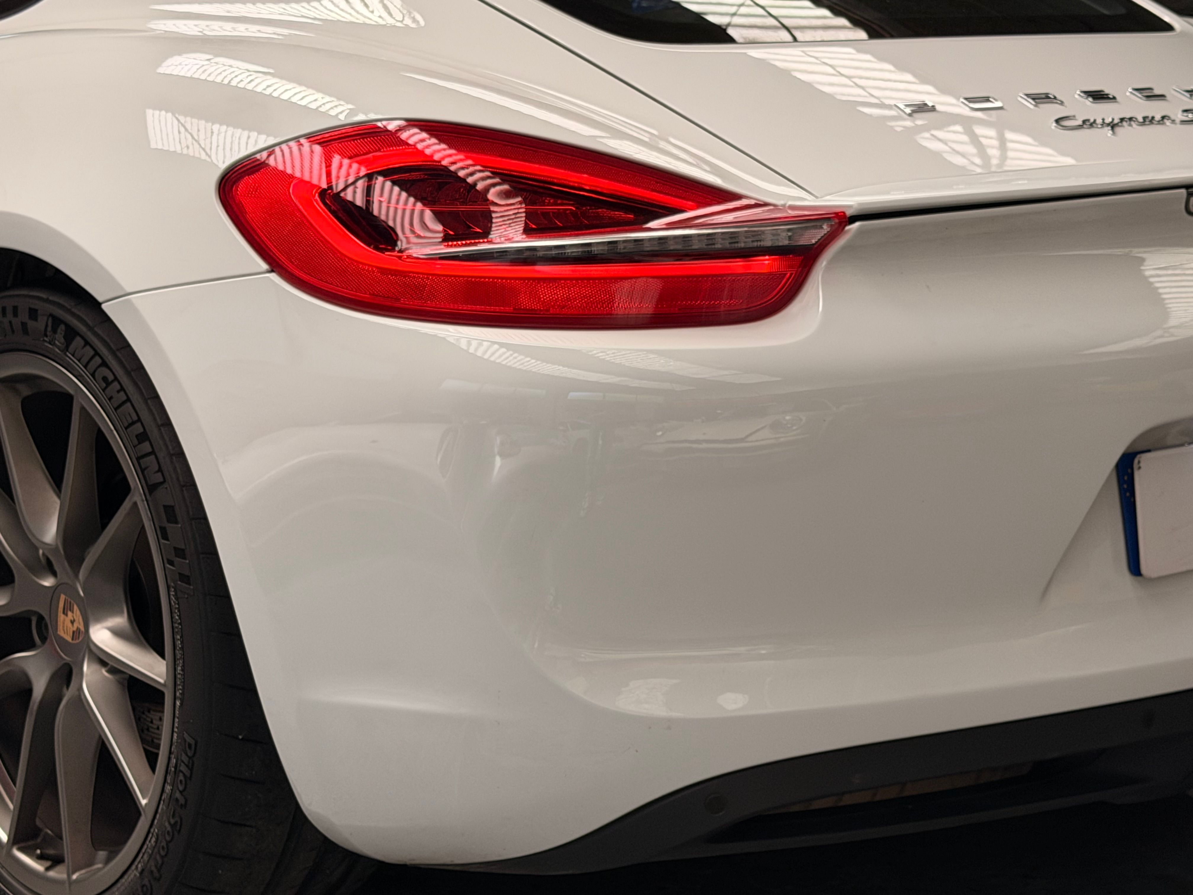 Porsche 981 Cayman S 2013 — vue arriere trois-quarts (13)