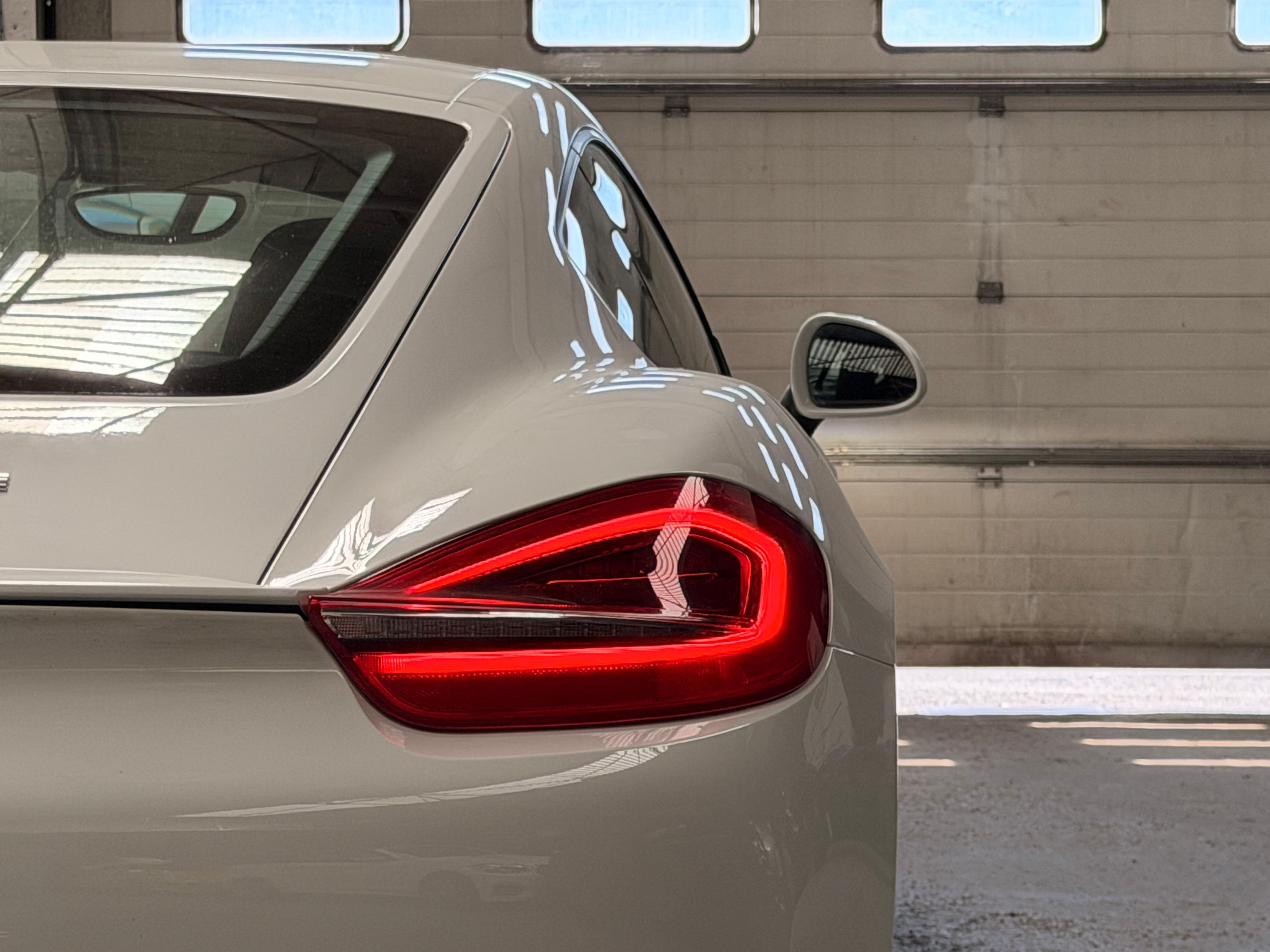 Porsche 981 Cayman S 2013 — vue arriere trois-quarts (14)