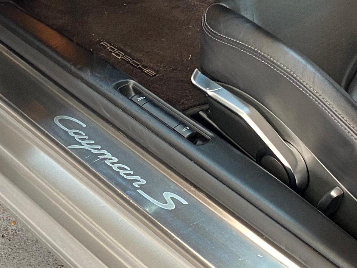 Porsche 987 Cayman S 2009 — detail interieur (32)