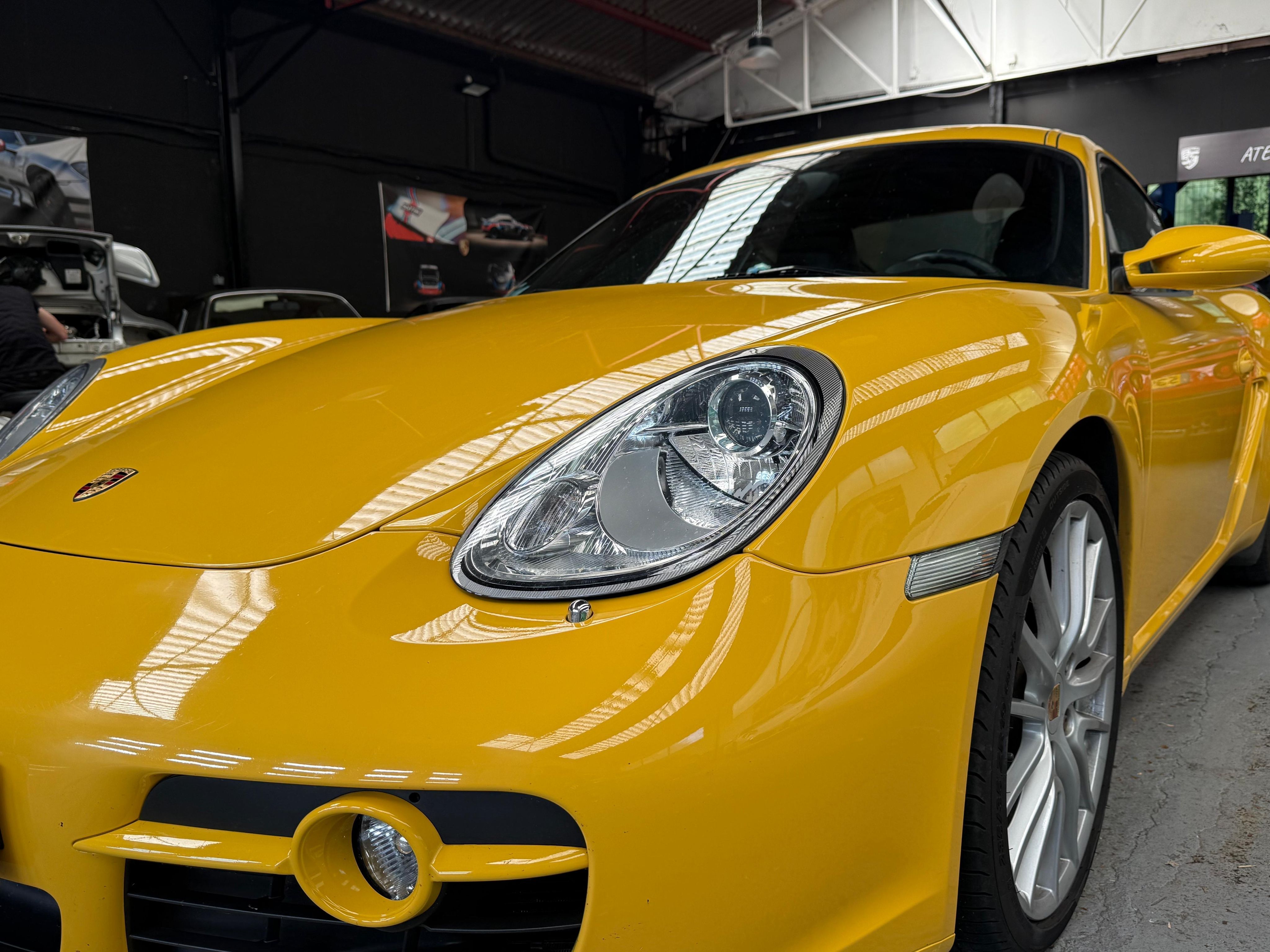 Porsche 987 Cayman S 3.4 295cv BVM France  Departement Exclusif 2007 — vue avant trois-quarts (3)