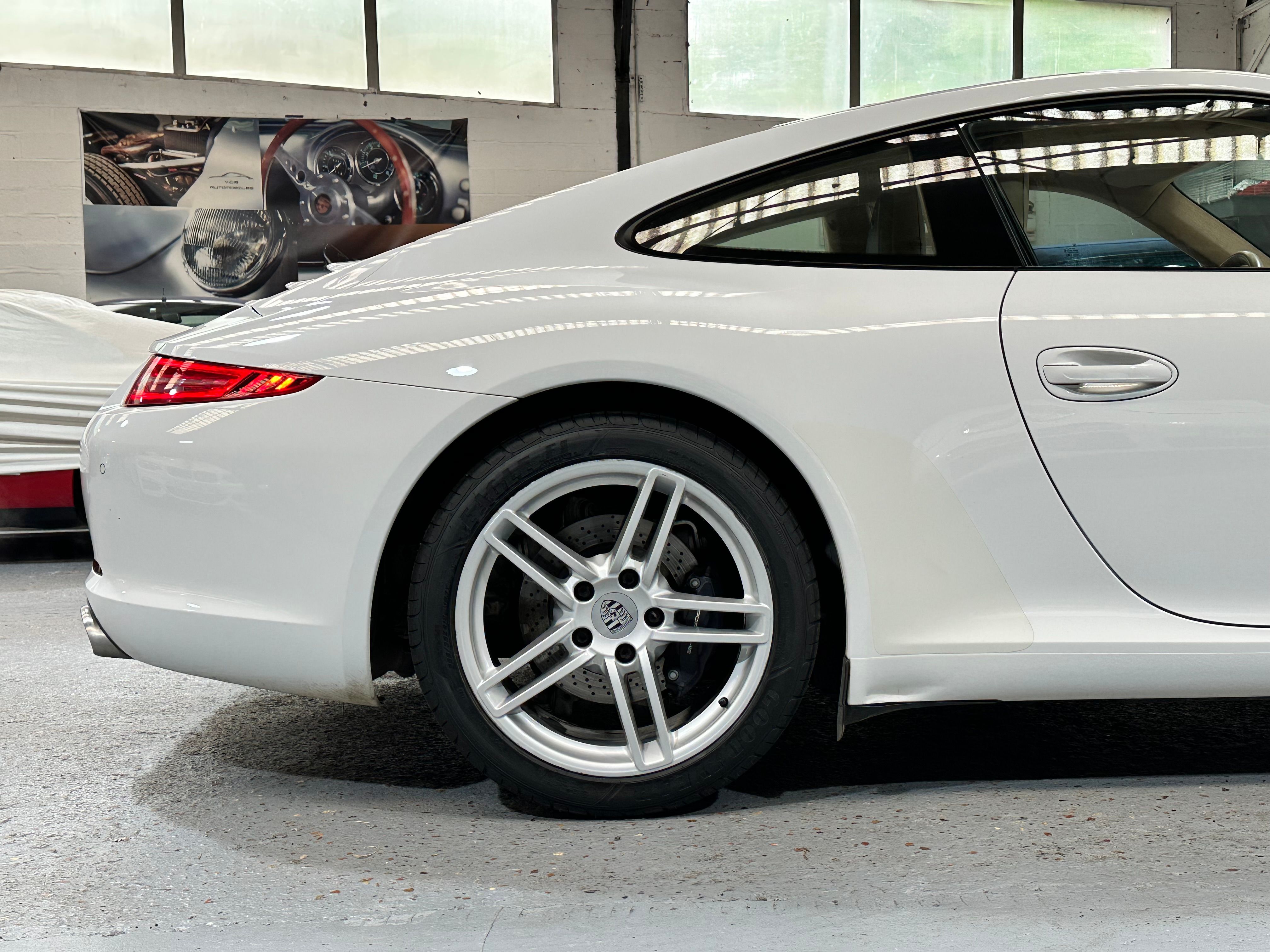 Porsche 991 Carrera 2012 — vue arriere trois-quarts (11)