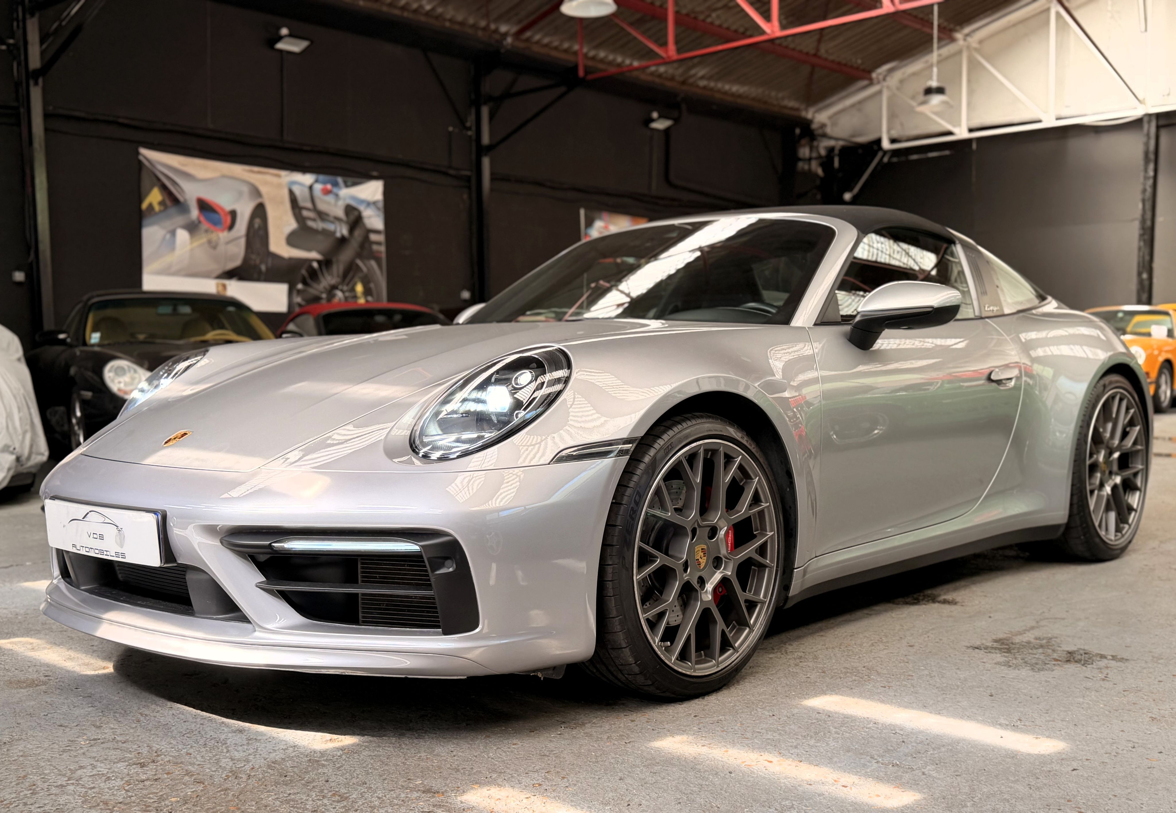 Porsche 992 Targa 4S PDK 450CV /ARGENT GT / FRANCE 2021 — vue avant trois-quarts (1)