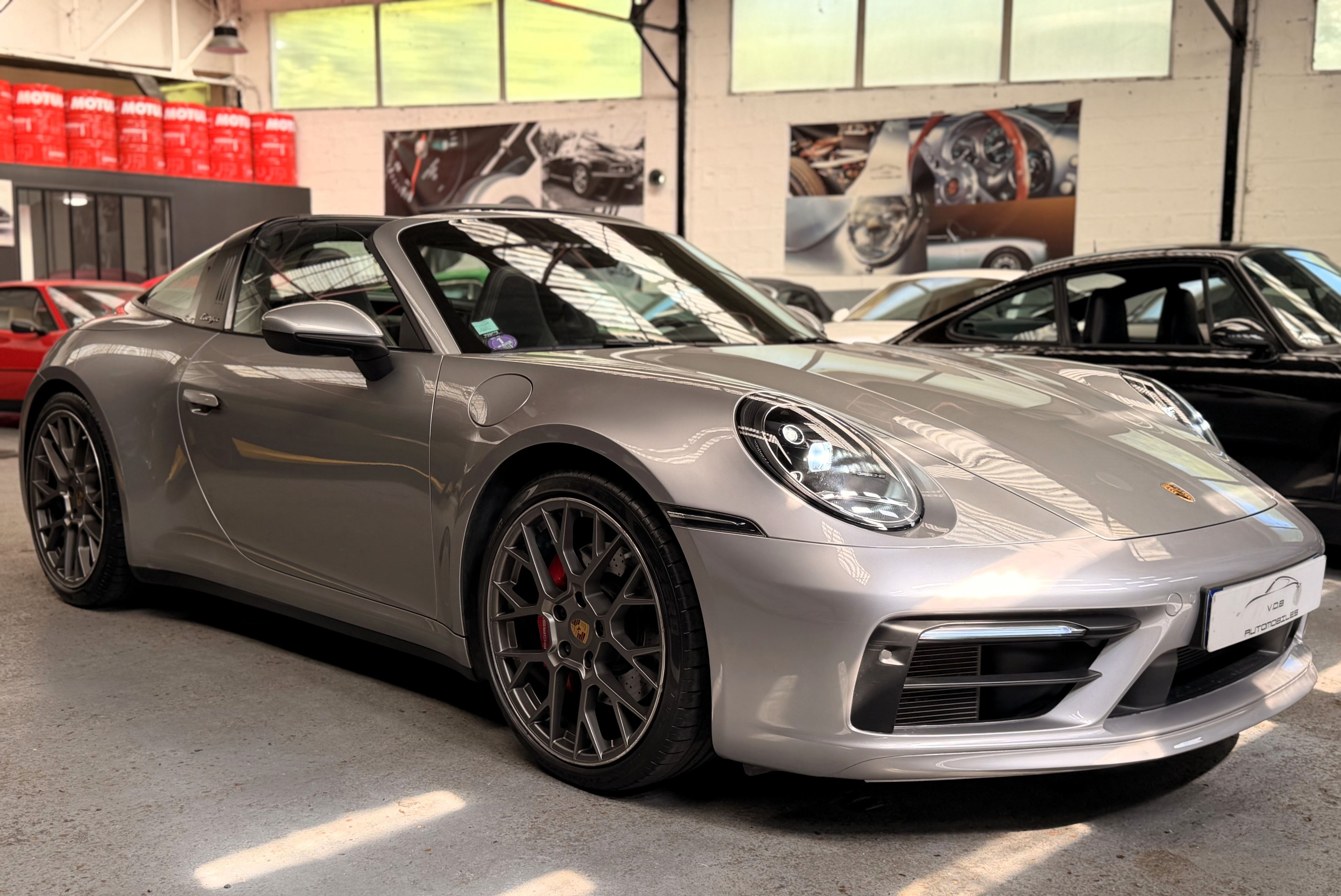 Porsche 992 Targa 4S PDK 450CV /ARGENT GT / FRANCE 2021 — vue avant trois-quarts (2)