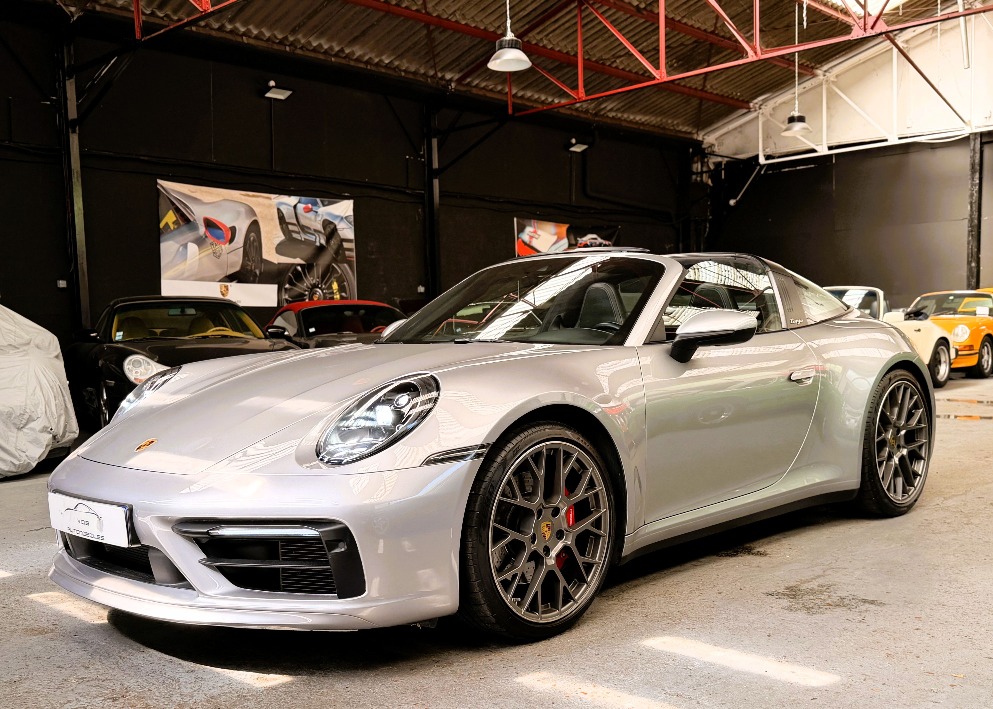 Porsche 992 Targa 4S PDK 450CV /ARGENT GT / FRANCE 2021 — vue avant trois-quarts (3)