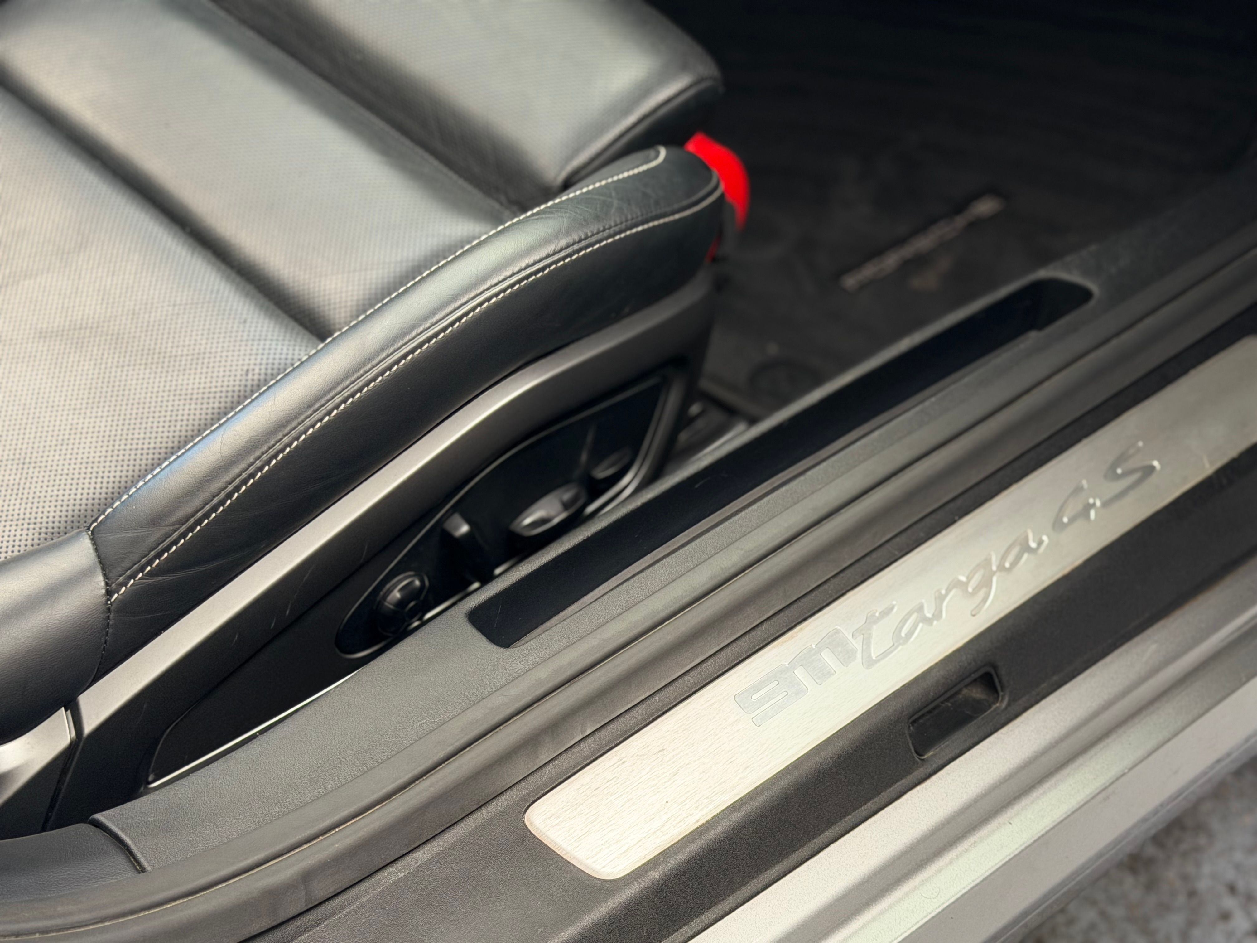Porsche 992 Targa 4S PDK 450CV /ARGENT GT / FRANCE 2021 — sieges (32)