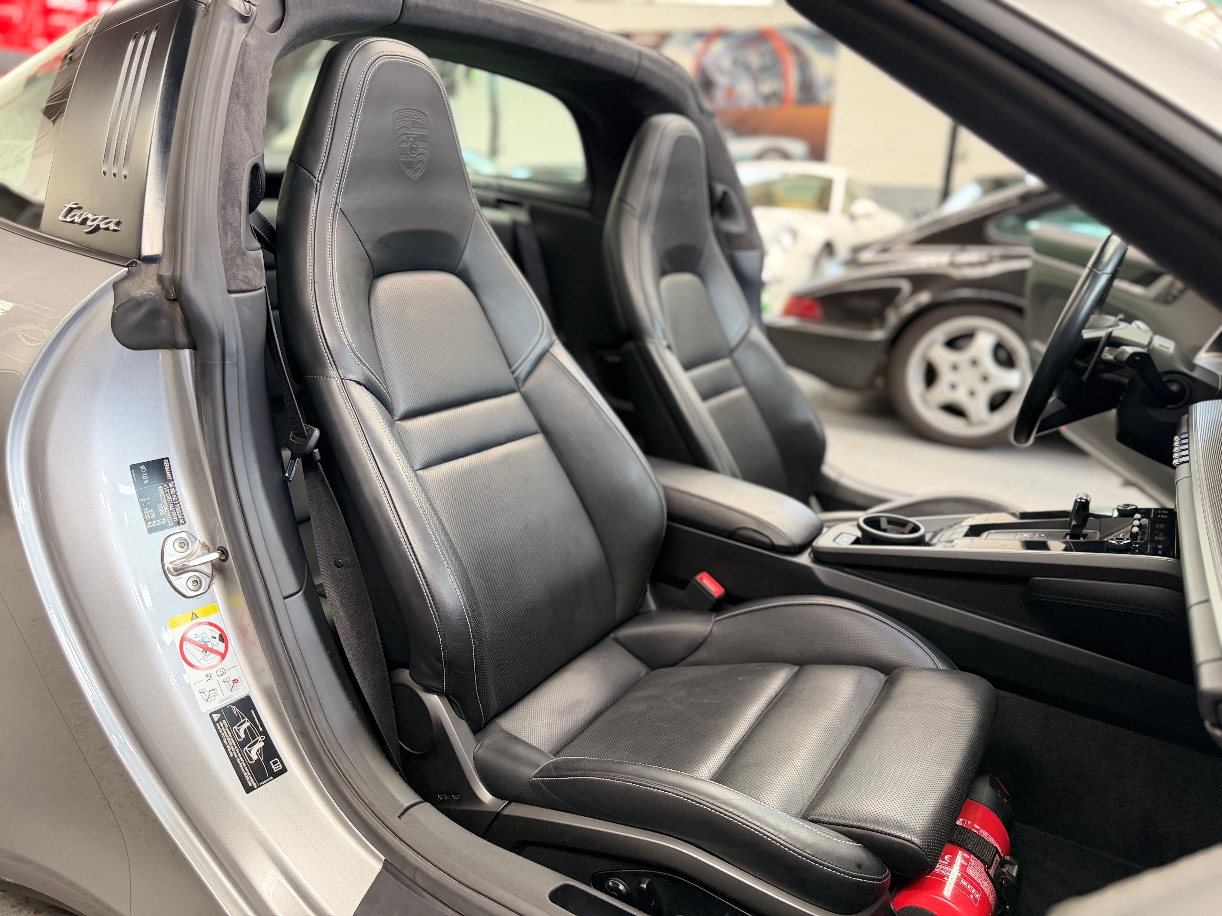 Porsche 992 Targa 4S PDK 450CV /ARGENT GT / FRANCE 2021 — sieges (31)