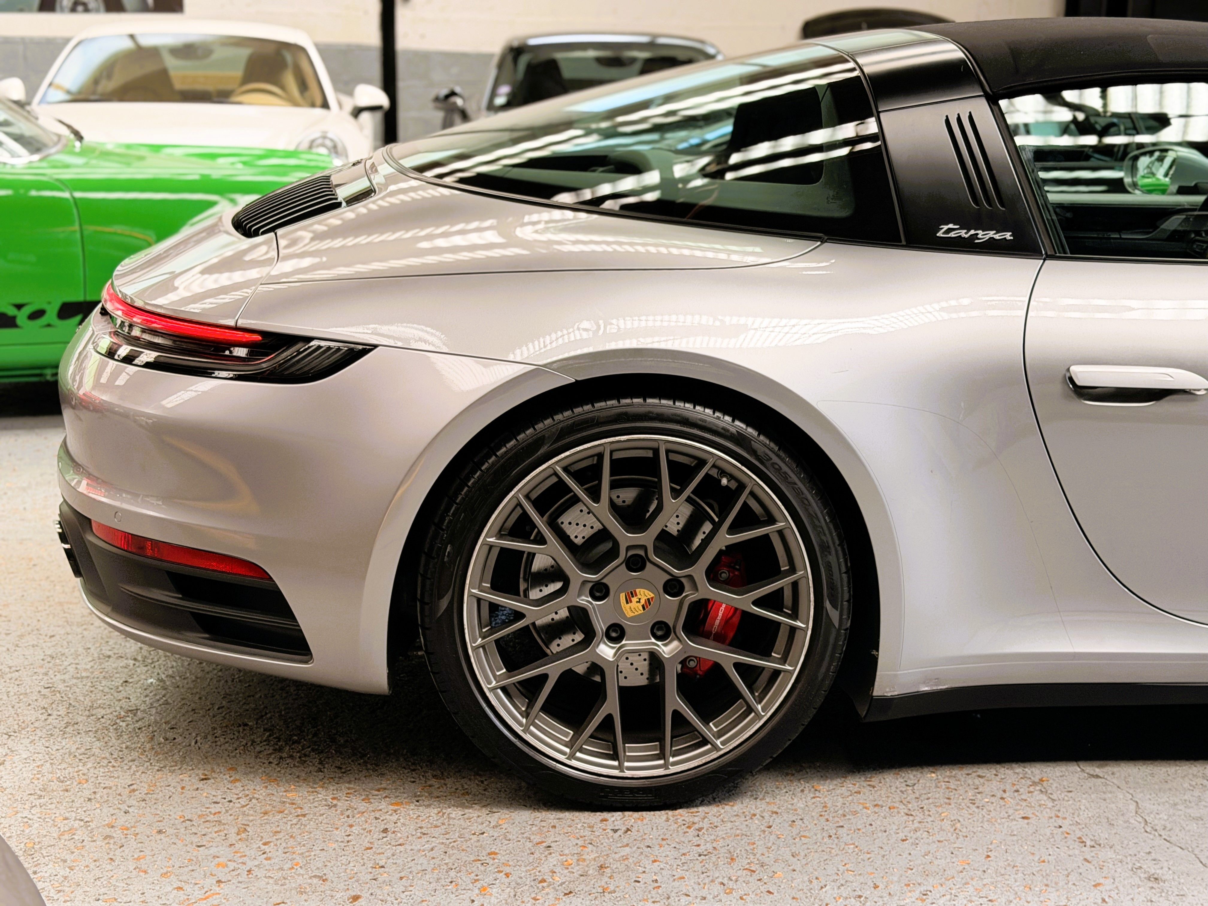 Porsche 992 Targa 4S PDK 450CV /ARGENT GT / FRANCE 2021 — vue arriere trois-quarts (16)