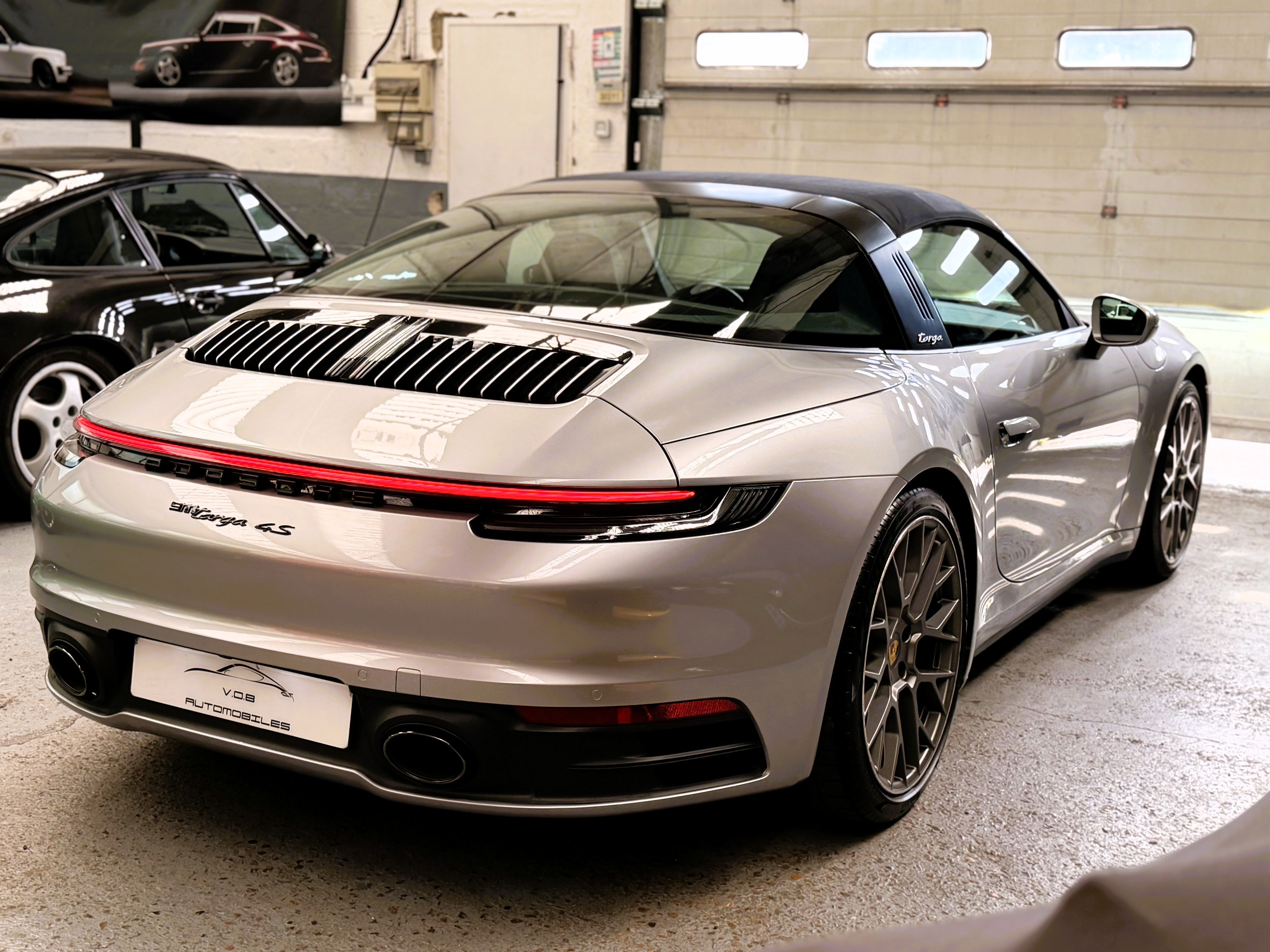 Porsche 992 Targa 4S PDK 450CV /ARGENT GT / FRANCE 2021 — vue arriere trois-quarts (17)