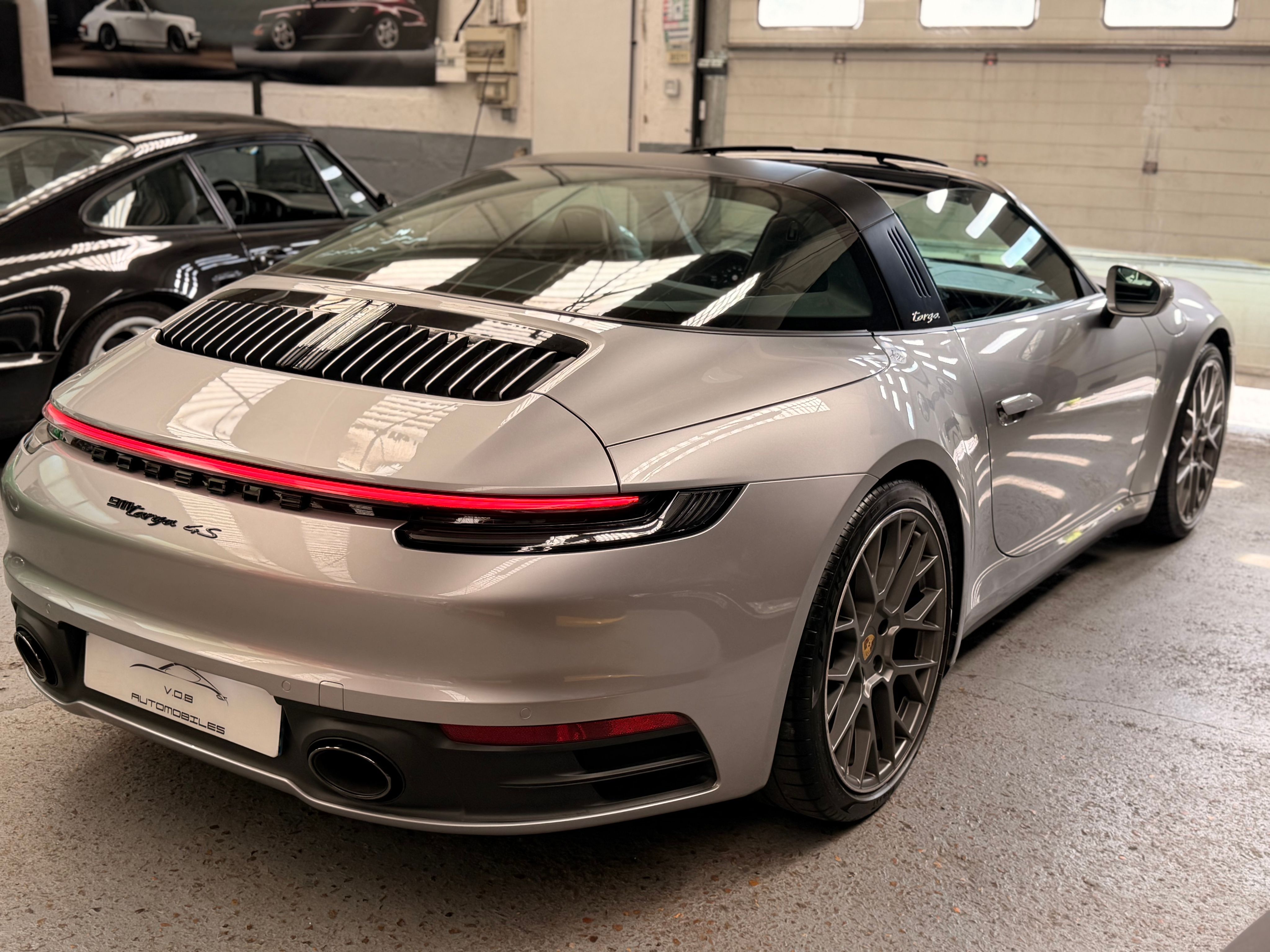 Porsche 992 Targa 4S PDK 450CV /ARGENT GT / FRANCE 2021 — vue arriere trois-quarts (14)
