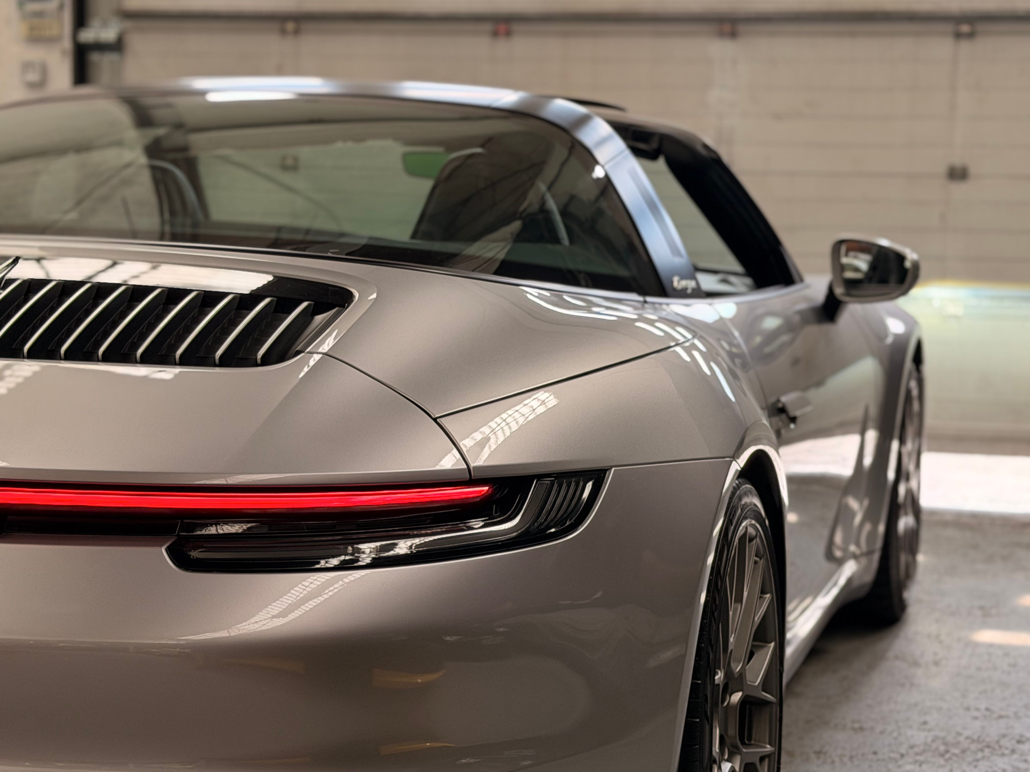 Porsche 992 Targa 4S PDK 450CV /ARGENT GT / FRANCE 2021 — vue arriere trois-quarts (18)