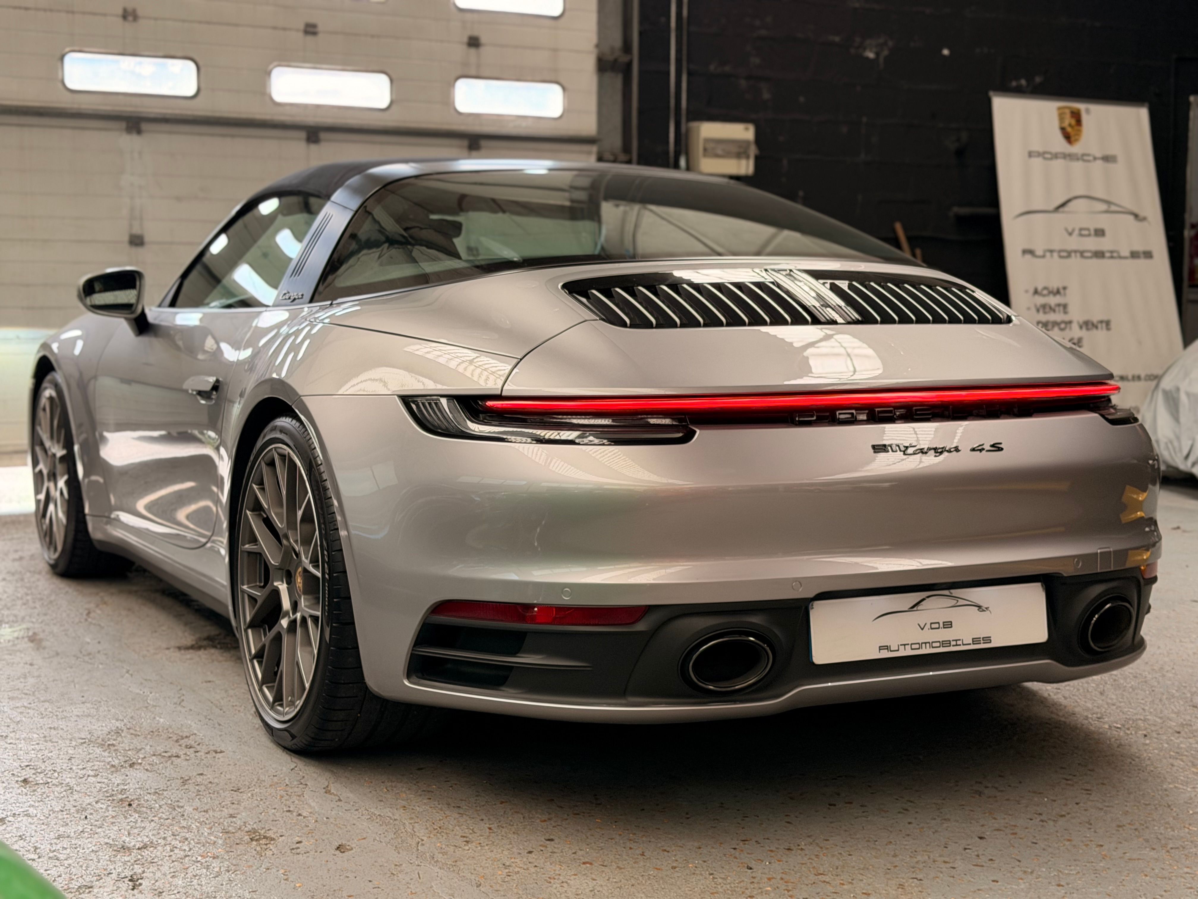 Porsche 992 Targa 4S PDK 450CV /ARGENT GT / FRANCE 2021 — vue arriere trois-quarts (15)