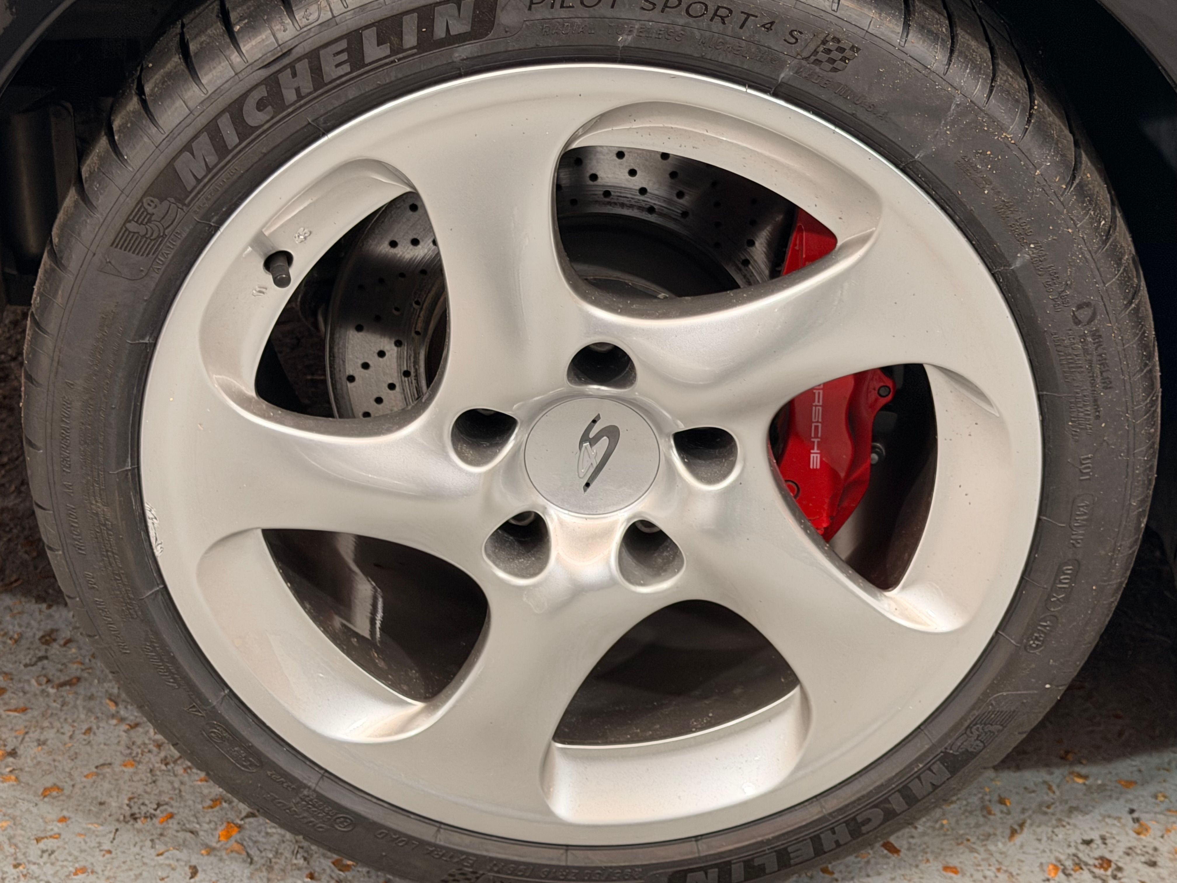Porsche 996 Carrera 4S 2003 — jante et pneumatique (24)